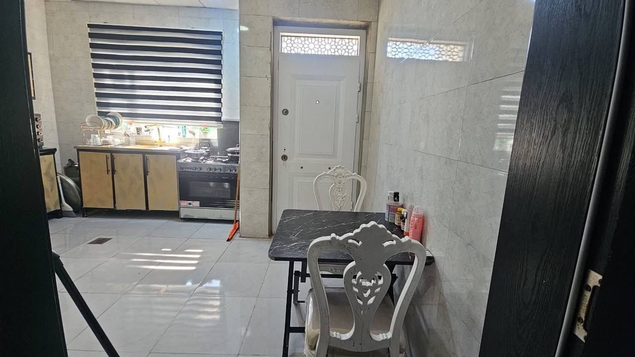 بيت للييع في مجمع عين العراق البرج العاجي  ٢٠٠ متر غرفتين نوم وصالة وهول داخلي مع حديقة خارجية ١٣٨ متر . السعر كاش ١٥٠ مليون واذا اقساط مقدمة ٦٠ مليون وبيه مجال بسيط وكل شهر ٤٣٨ الف .للمعلومات التواصل واتس اب ***********
