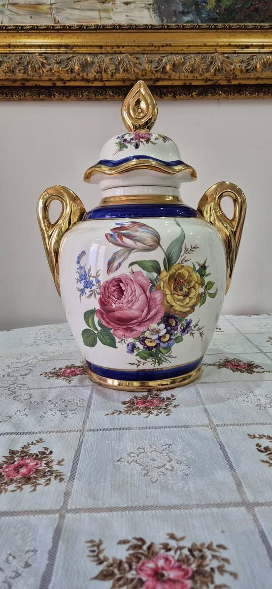 magnifique potiche couverte Limoges en porcelaine peint à la main


**إذا كنت صاحب هذا الإعلان وتريد حذفه لأي سبب، رجاءا أرسل رسالة إلى الدعم الفني**