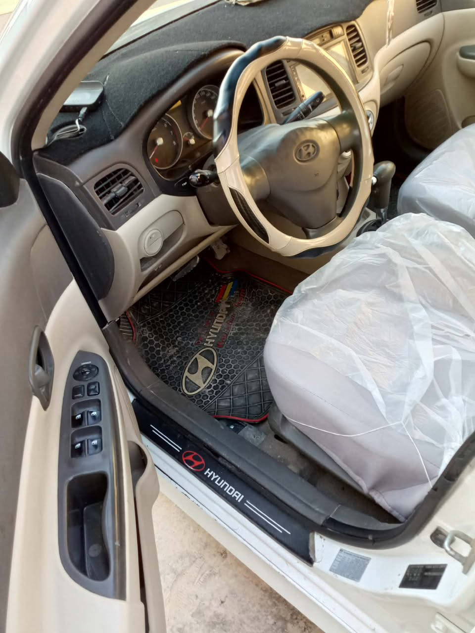 السلام عليكم اكسنت 2011 منغولي سياره مكفوله من الحادث بيها بس باردات خفيفه كير ومكينه جيد جدا سياره على ايدي وكلش نضيفه صدرها فوك الوسط تخم تاير جديد باتري جديد سياره خاصه من البيت للدوام باسمي بغداد مكاني عامريه رقم انكليزي باسمي *********** سياره بيها باردات بس بدون حادث خليجيه السعر 102  وبيها سونار شويه قديم واذا تريد تفحص من جديد عادي
