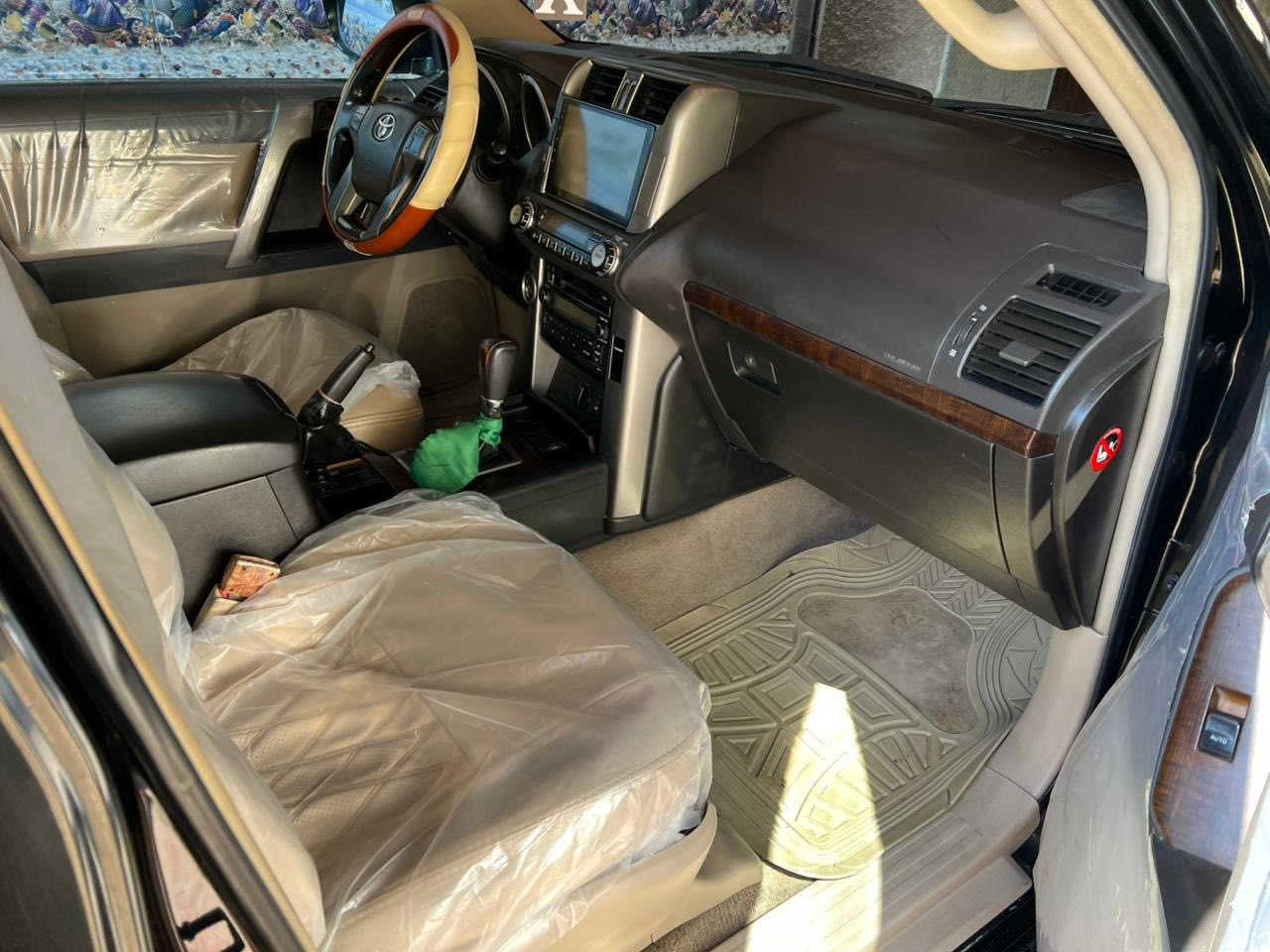 السلام عليكم 
برادو 2011 مواصفات كويتي 6 سلندر فول  رقم بغداد  السياره نضيفة و نصبه حلوه صدر جديد تخم تاير جديد محرك و كير كفالة على وضع الشركة بيها فقط جاملغ خلفي مصبوغ اثر طخه بسيطه مكان السيارة بغداد الشعب للاستفسار الاتصال على الرقم ***********
