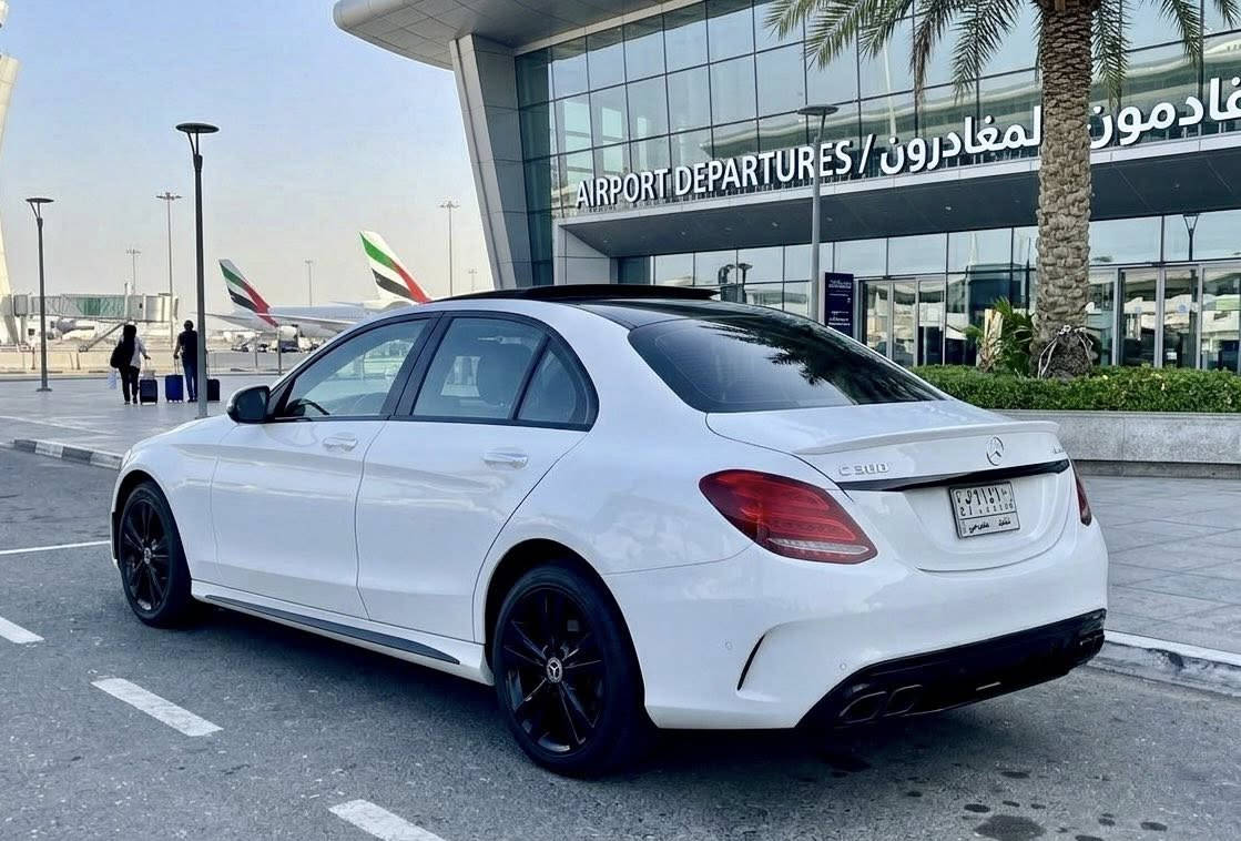 السلام عليكم للبيع  نقدا فقط 
مرسيدس c300 موديل 2021 
الحادث وصور الحادث بالمنشور 
مكينة 2000 تيربو بقوة 255 حصان 
فول مواصفات 
كير اوتماتيك 9 نمر 
بانوراما 
داخل جلد ابيض كشنات كهرباء وتدفئة وذاكرة 
ستيرن كهرباء 
5 مودات قيادة ايكو+كومفرت + سبورت+سبورت بلص + اندفجول
سايد بريك دكمة 
تحكم ستيرن وتحكم شاشة وماوس 
شفتات بالاستيرن + بلوتوث + usb 
سستم صوت برومستر 13 سماعة 
تبريد خلفي 
حساس امامي خلفي + كاميرة خلفية 
تحديد مسار + نقطة عمياء + 
صندوك كهرباء فتح وسد 
وبعد بيهة هواي مواصفات السيارة 
رقم بغداد ومكانهة بغداد 
السعر 240 ورقة وبيهة مجال قليل حك الجية 
***********
