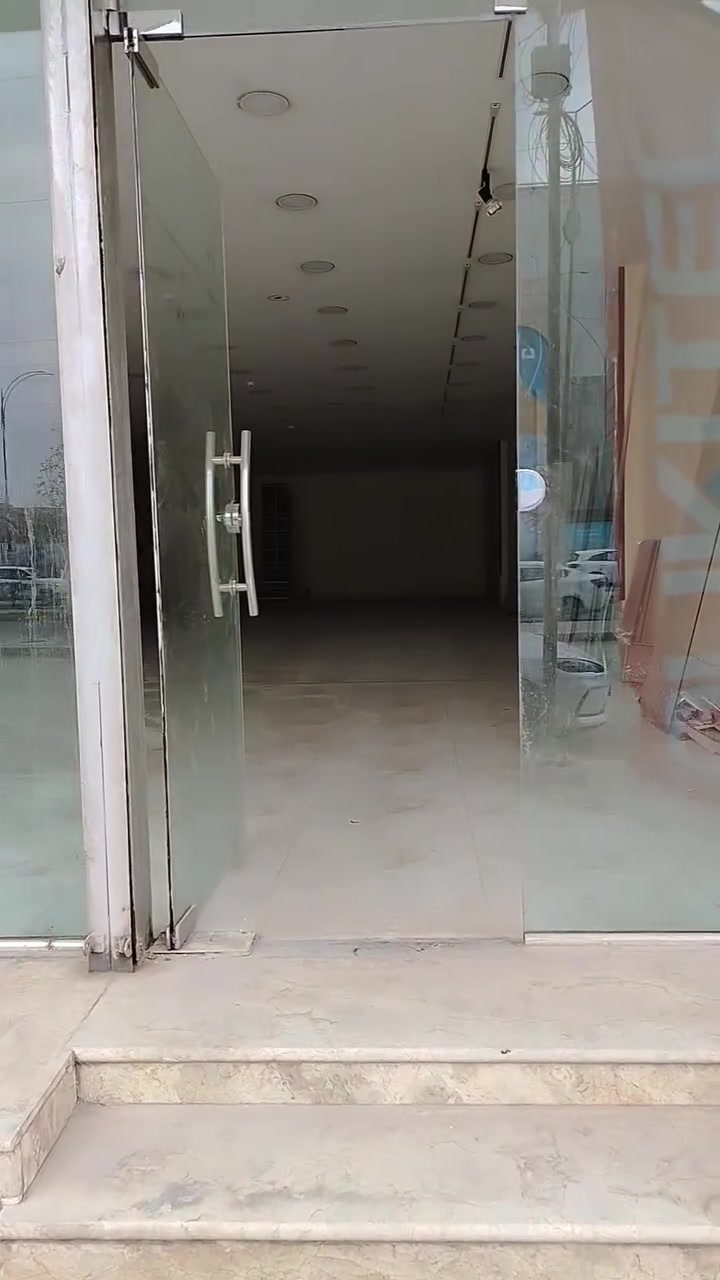 سلام عليكم
بناية تجارية للأيجار متكونة من 4 طوابق مساحتها 350 متر
(طابق ارضي +3طوابق)
تحتوي على قاعة مساحة 175متر
واجهية 8 متر ونزال 22 متر
وبيها مدخل ثاني هم واجهية 8 متر ونزال 22 متر
تحتوي على مصعد لجميع الطوابق
سابقا كانت قرية الهدايا
الي يحتاج القاعه واقطعله الطوابق ماكو اشكال
والي يريد يأجر القاعه وحدها هم عادي ماكو اشكال
تصلح شركة موبايلات واجهزه الكترونية او مركز تجميل او مركز زراعة الشعر او عيادات طبية او شركات استثمار ومجمعات سكنية
عنوان البناية النجف الاشرف حي الغدير مقابل فرات مول
للأستفسار الاتصال على الرقم *********** واتساب متوفر بكل وقت

