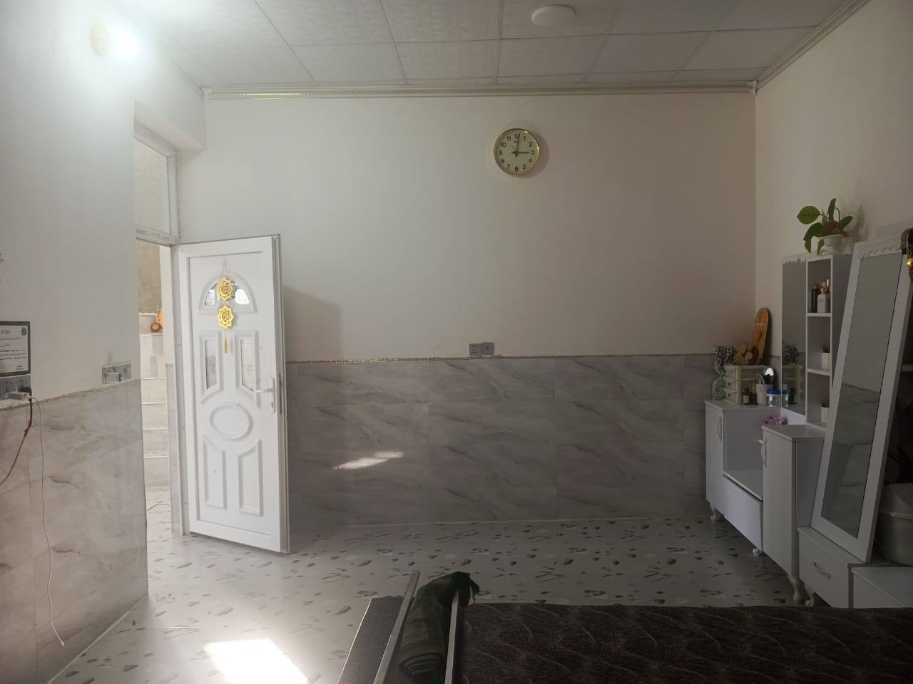 بناء جديد 
بالوحدة يم بيت جاسم الزهو صاير على العلوة 
مو طابو 
سعره 48ي مجال قليل
مكلف بلنشر 
***********
