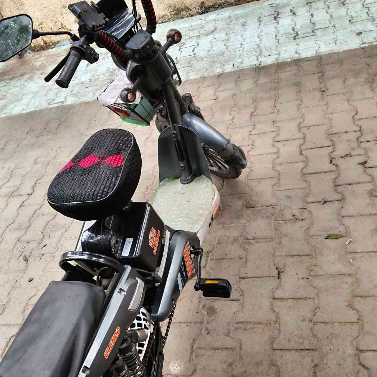 دراجة شحن للبيع 
حجم ١٨ ثلاث بطاريات 

السعر المطلوب ٣٢٥ و بيها مجال بسيط 
بغداد الكريعات 
***********

