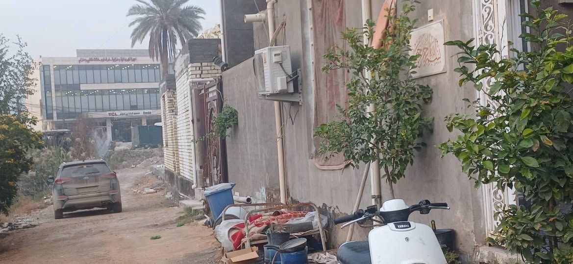 يا. •اللّـہ̣̥  
اللهم. صل علـّۓ.  محمد. وال محمد
السَلٱمٌ عـَلـْيگمّ-ۈرحـْمّـٌة ٱللـّہ ﯙبُرگـّاتہ
     يعلن.  مكتب.  الشريفي للعقار 
عن. وجود.  دار.  للبيع.  الموقع. مفرگ. السده.  قبل. صعده. الجسر.  ع. يسار. يم. اسواق. الموسوي.  موقع.  ممتاز.  قريب. ع. شارع. العام.  
مساحت. الدار.  130. متر.  ركن.  
يتكون. م̷ـــِْن. غرفه. وصاله. ومطبخ. واستقبال.  البيت. حديث. وموقع.  مرتب. السعر.  75. وبيه. مجال.  اي. استفسار.
***********
***********
***********
