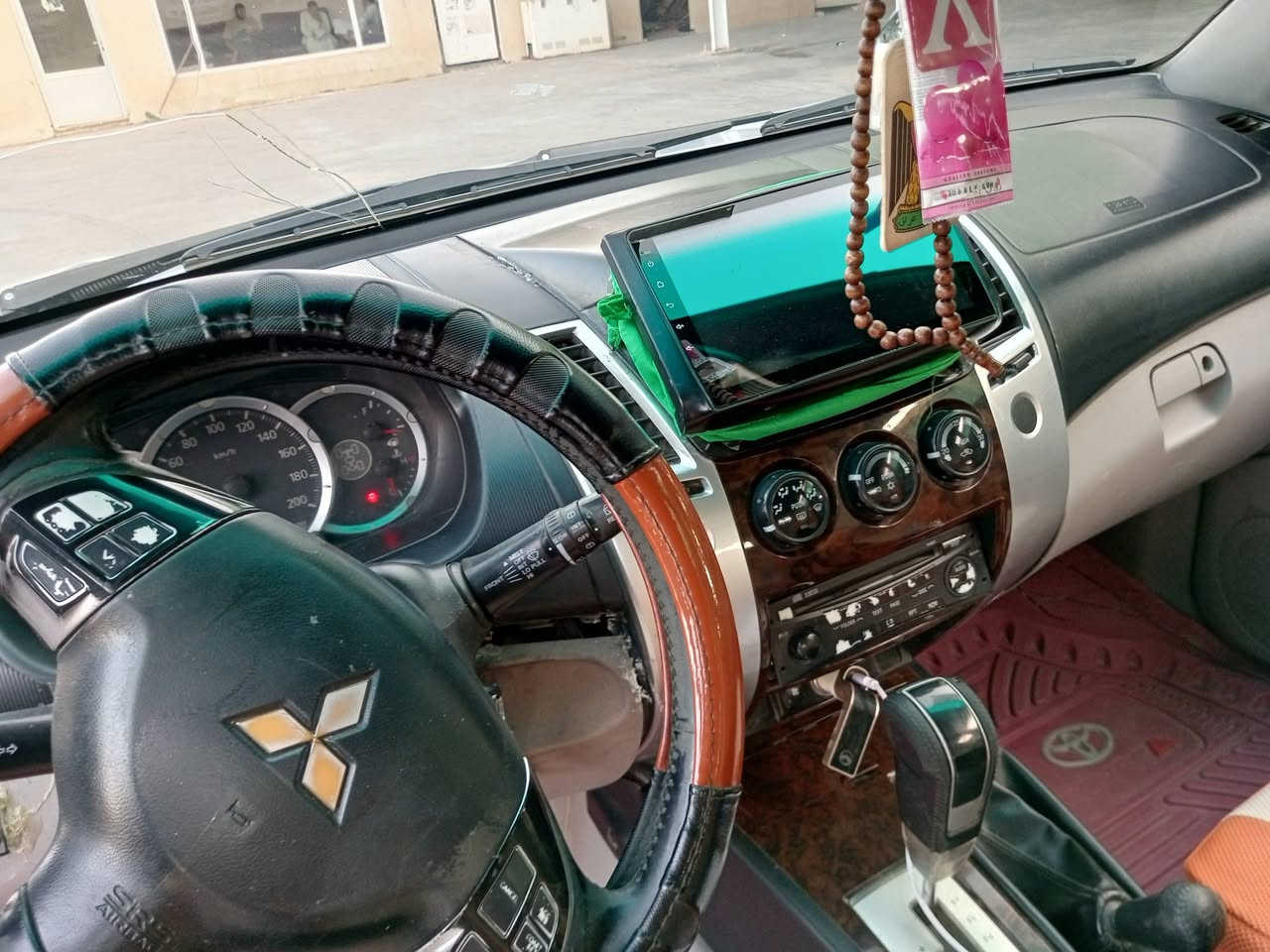 السلام عليكم ورحمه الله وبركاته 
للبيع سيارة باجيرو موديل 2009 مشروع وطني رقم بغداد سنوية لغاية 2027 محرك 3500 تحتوي على منظومة غاز تخم تاير جديد باتري جديد حدادية ٪70 مري شفط ريموت 
لايت زنون غرفة حلوة والحقيقة احلى سبعة راكب شاشة كامرة تبريد فقط كمبريسر السعر ٧٢وبيها مجال رقم الهاتف 
***********
