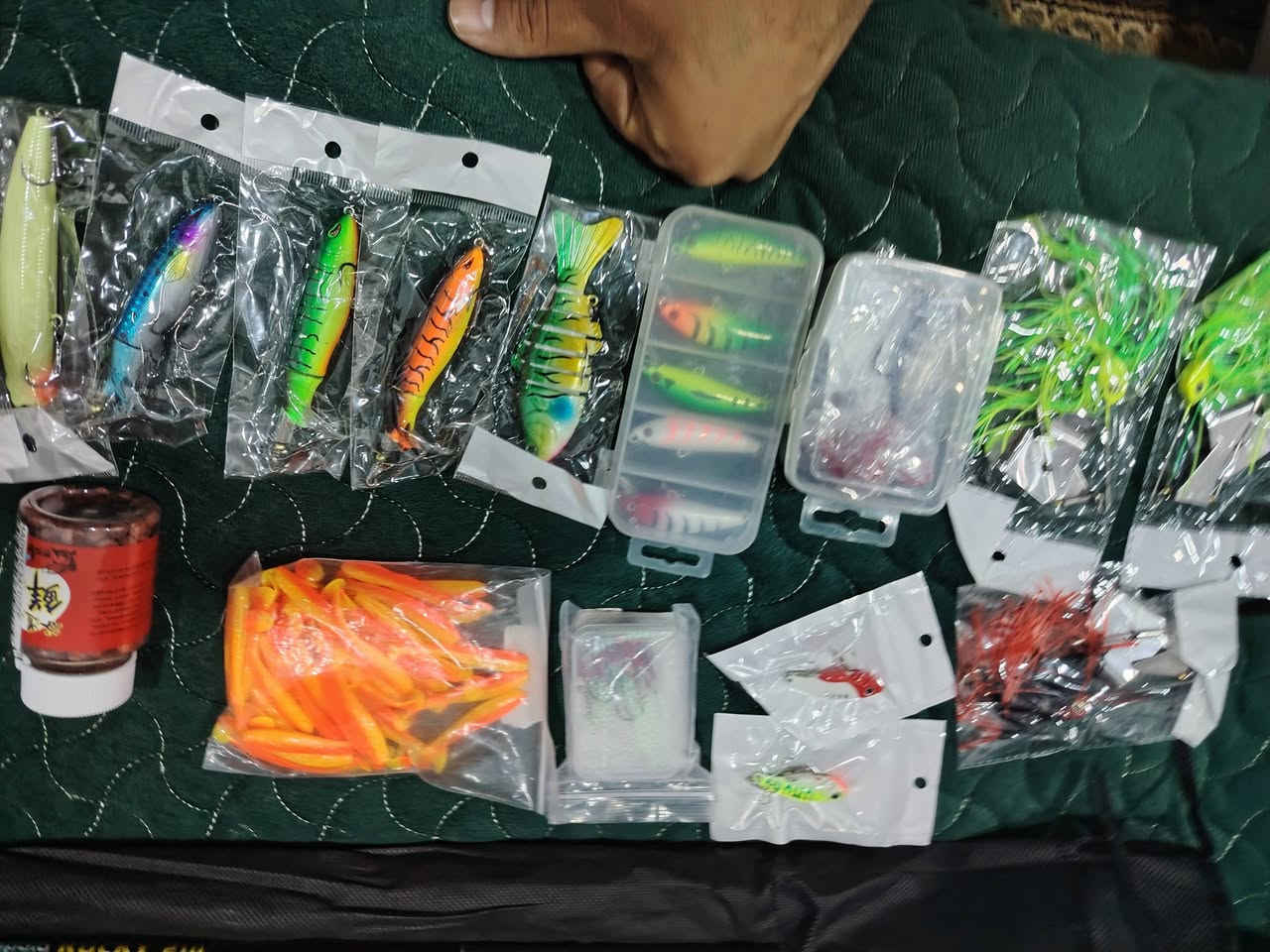 السلام عليكم اخوان شلعه متكونه
١. مكاين عدد ٢
٢. عصا عدد ٢
٣. خيط عدد ٤
٤.خداعات عدد ١٢ و٣ بكاتات
٥. جرص تنبيه صيد عدد٤
٦. سناره  كامله مع الماكنه ثابته  عدد ١
٧. استاند سحب عند الصيد عدد ١
اعل سعر ابيع لحد يكسر بيها


**إذا كنت صاحب هذا الإعلان وتريد حذفه لأي سبب، رجاءا أرسل رسالة إلى الدعم الفني**