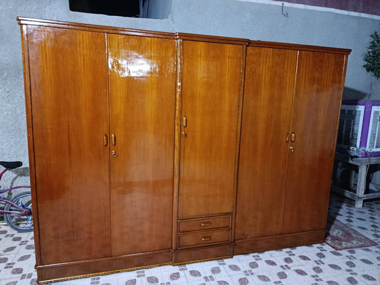 السلام عليكم 
موجود غرفه انجاره خمس ابواب شغل كلش ثكيل داخل وخارج صاج قاط وربع الظهر جرجوبه مكاني حله مركز (اكريطعه) سعره ٦٥٠ وبيه مجال قليل رقمي ***********
