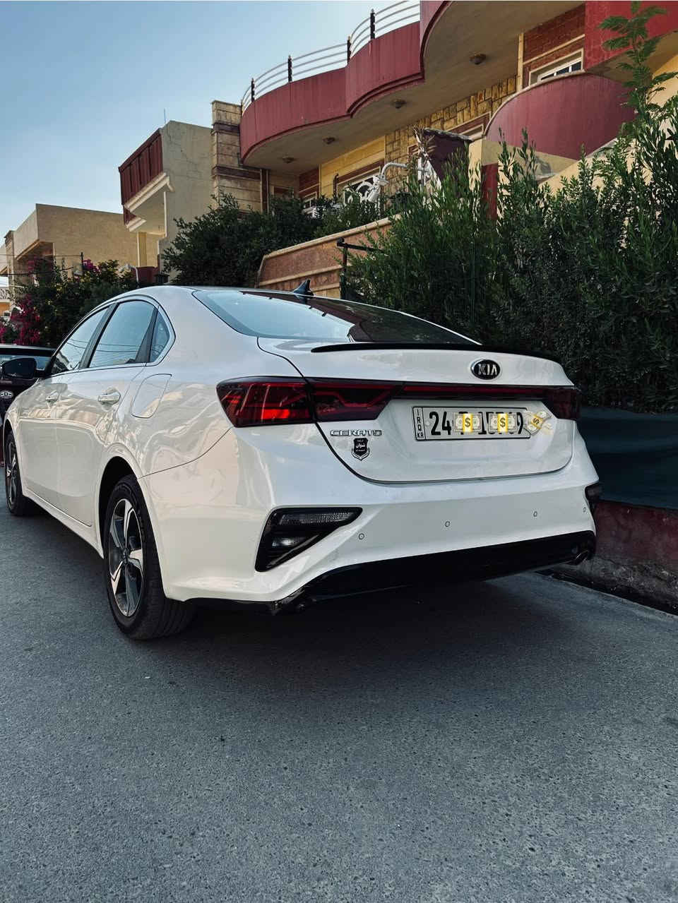 السلام عليكم
كيا سيراتو للبيع موديل 2019
سياره حيل حلوه 
ممشى السياره 118كيلوً
سياره كفاله بدون صبغ فقط بارد باب خلفي 
موصفات السياره 
1بصمه تشغيل بصمه أبواب تشغيل عن بعد 
2صندوق ذكي يفتح عند الاقتراب 
3شاشه اعطال
4حساسات امامي خلفي 
5درايف مود 3انظمه قياده 
6تحكمات ستيرينً
7ليت فراشه 
8لد خلفي 
9ويل كب 
10مري شفط وكهرباء 
سياره كلش حلوه بدون اي مصروف كامله 
سعرها 152وبيها مجال للشراي 
مكان سياره موصل حي الوحده 
***********
