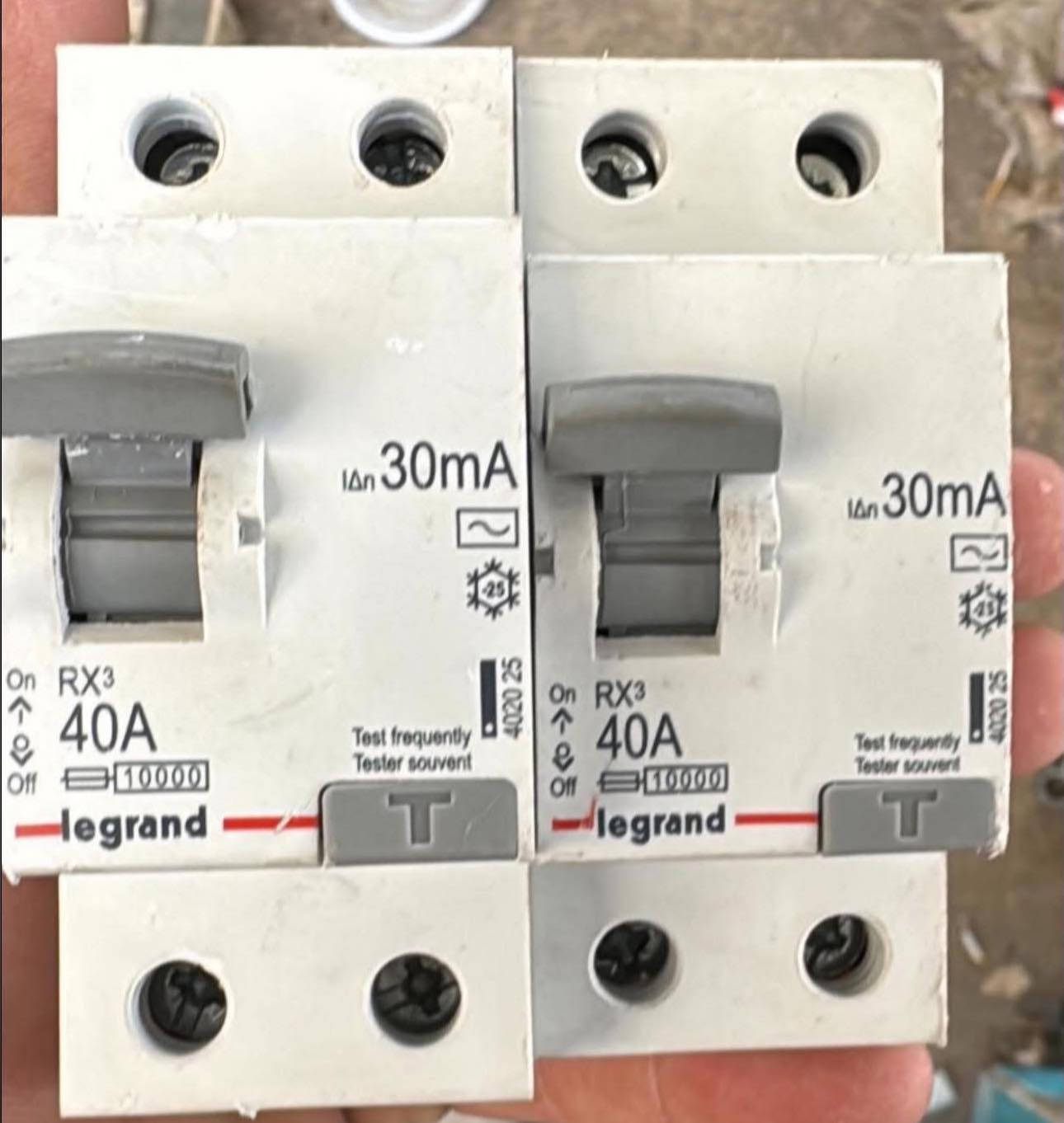 ألسلام عليكم يتوفر
أيرثكج ٢٥ /٣٢ /٤٠ /٦٣ /١٠٠ أمبير ياباني وكوري وفرنسي وإنكليزي وهندي بالة أصلي 👈٨  ألاف 👉

أيرثكج شنايدر فرنسي ٢٥ /٣٢/٤٠/٦٣ أمبير جديد 👈١٢ ألف 👉

شورجه عكد النصارى 

قرب جامع ابو التمن 

وتوجد خدمه توصيل 

👉***********👈
