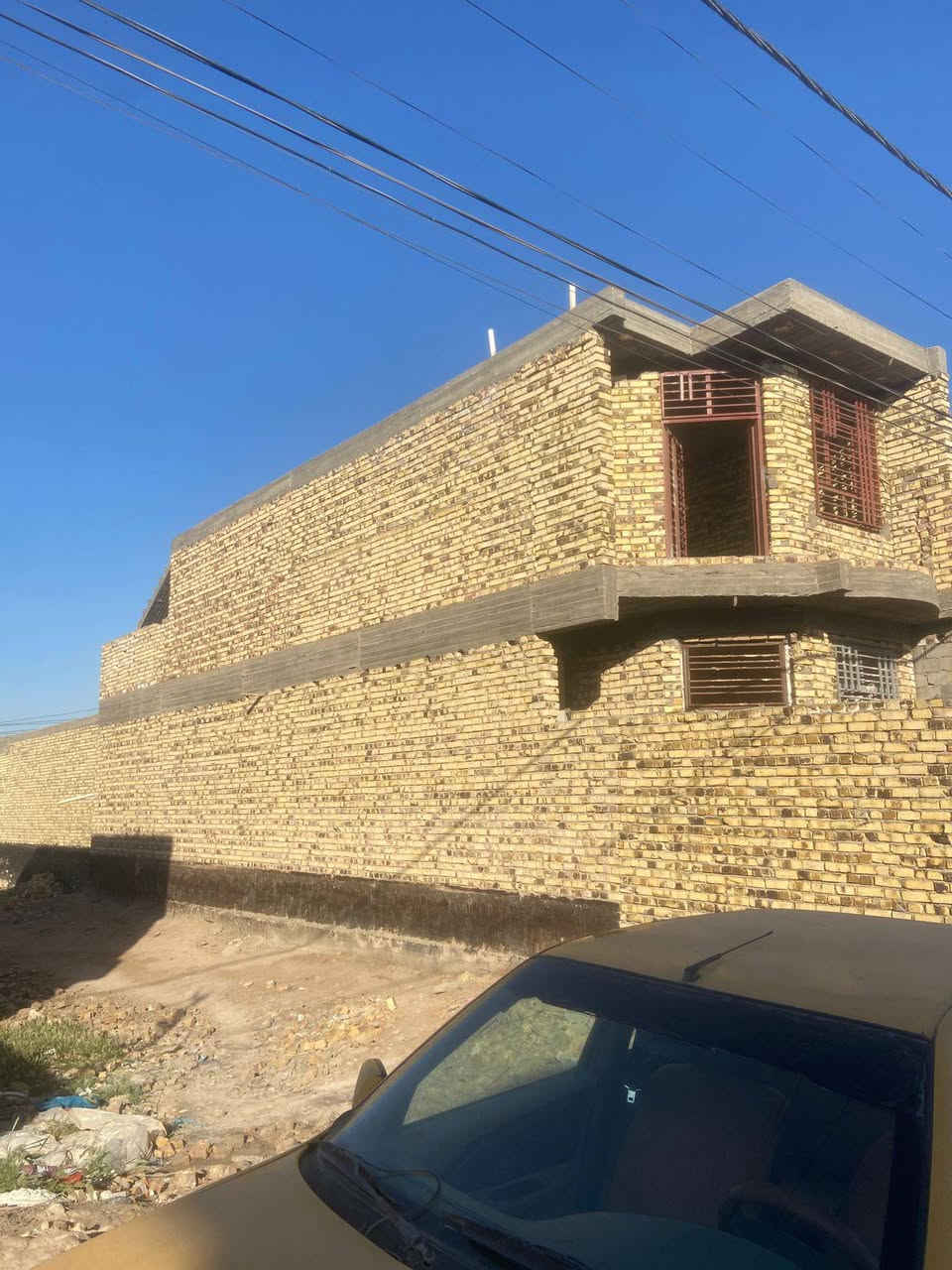 سلام عليكم بيت واجهة ٥ نزال ٢٣ متر طابق الأول  كهرباء ماء مجاري كاملات سيراميك مطبخ   وصحيات وملبوخ جص مثل ما موضح بل فيديو قريب عنوان ساده ابو خطه حي النصر الفرع الي مقابيل الملعب الجديد ٦٠ وبي مجال قليل *********** كله بناء درجه اولى ول بورسلين ويا هم
