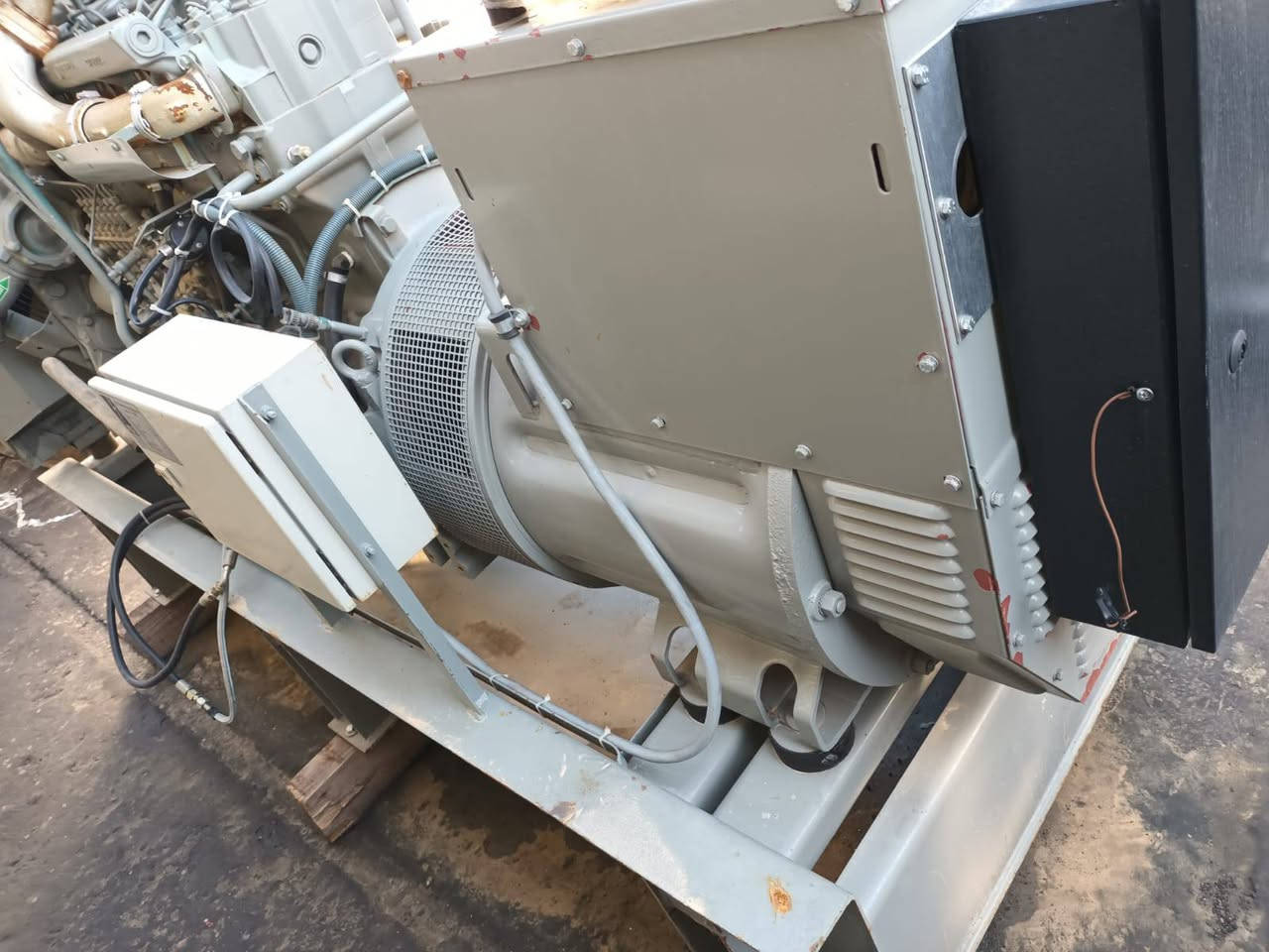 مولد فولفو 6 سلندر TD121  سوبر حفتر كولر وارد اوروبي توليد ميغالتي إيطالي 220KVA ساعات العمل قليل جداً وضع الشركــة اخو الزيرو شاشة نظام حماية فول اوتو شرط الشغل وشرط الفحـص العنوان اربيل للأستفسار الإتصال على *********** يوجد توصيل لكافة المحافظات وبضمان 🚚
