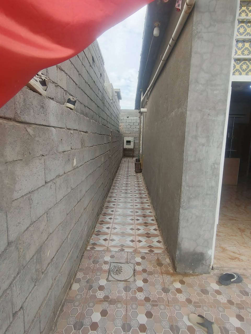 السلام عليكم مكلف بلنشر 
يوجد دار للبيع في حي ذويب الثاني 
مع الأثاث 
المساحه 300 متر 
البناء طابوق جمهوري 
استقبال 8×4 
هول 4×7 
غرفتين 5×4 
مطبخ 6×4 
صاله 4×5 
كراج 9×7 
الأستفسار اكثر على الرقم ‏‪***********‬‏
