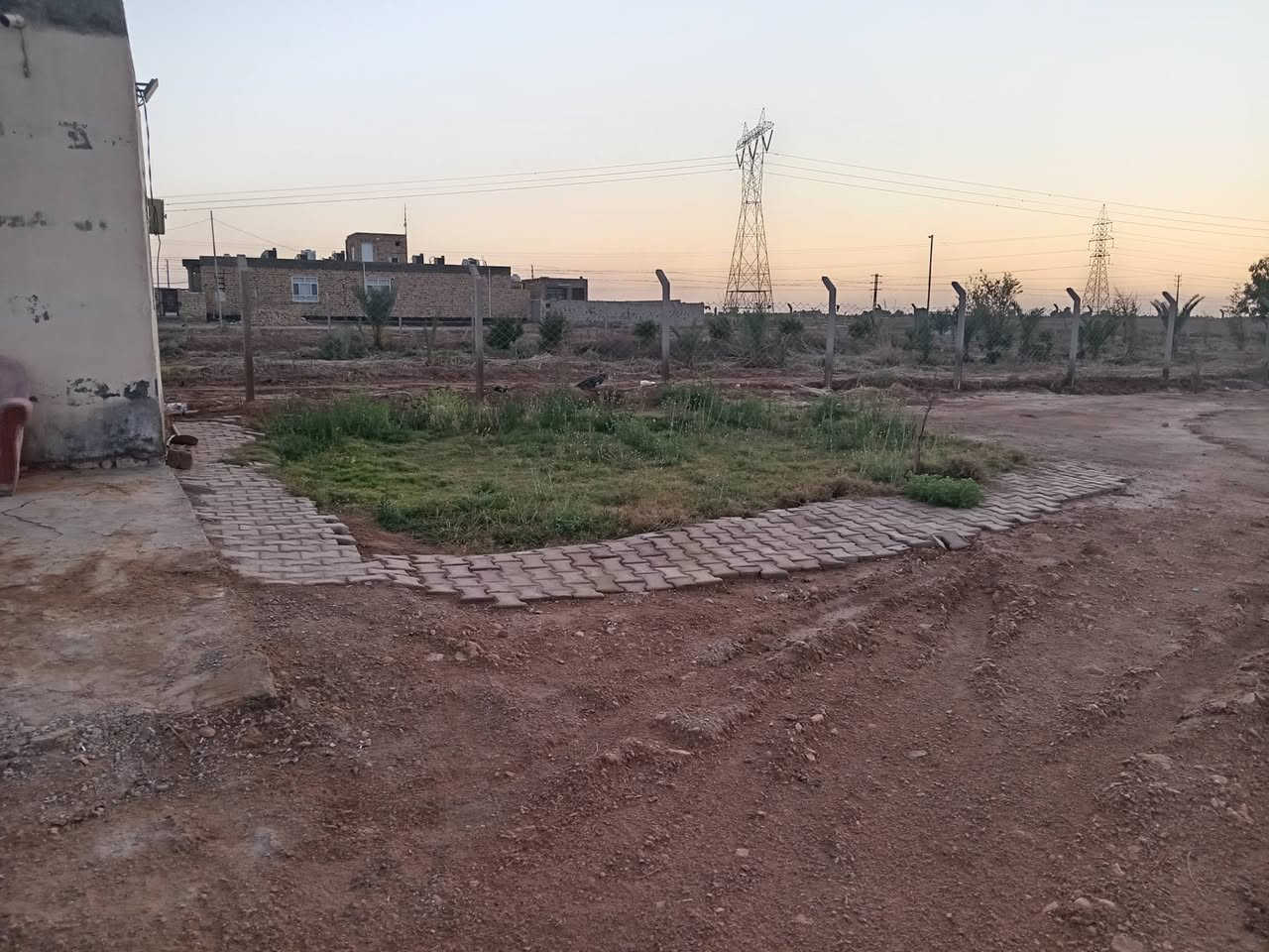 قطعه مساحتها ١٢٥٠ متر مربع تحتوي على غرفه نوم ومطبخ مع حمامات الموقع الحمزه الشرجي قرب معمل اللايلون التواصل على الرقم ***********
