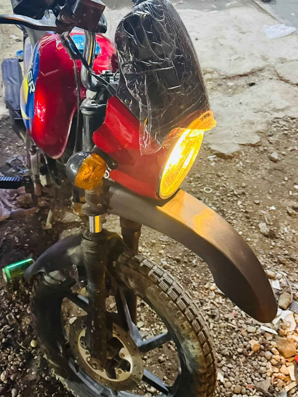 بوكسر جبلي 21 تانكي مال كلاسك موجود تانكيهة بس مضروب دراجة صوته ناعم مثل ماموضح بل فيديو العداد حادث وبدلته نواقصه <صينية مال زنجيل-فج امامي-صنودة بريك> الدراجة اوراقه ضايعة تجي تاخذها من لباب اكلفكياها قانون وعشاير من سرقة 
600 وبيه مجال حك الجية الاتصال فقط على الخط واتساب مامتوفر
***********
