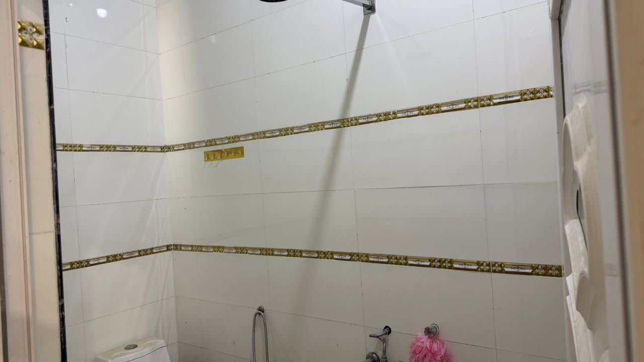 السلام عليكم بيت 🏠 للبيع المساحه 200متر بمجمع حجي حسين مقابيل المستشفى
متكون من غرفتين وصاله ومطبخ واستقبال وصحيات داخله وخارجيه نقص ستاره وسقف بيتونه
للاستفسار والتواصل الإتصال بمكتب السند للعقار عل الأرقام
***********
***********
