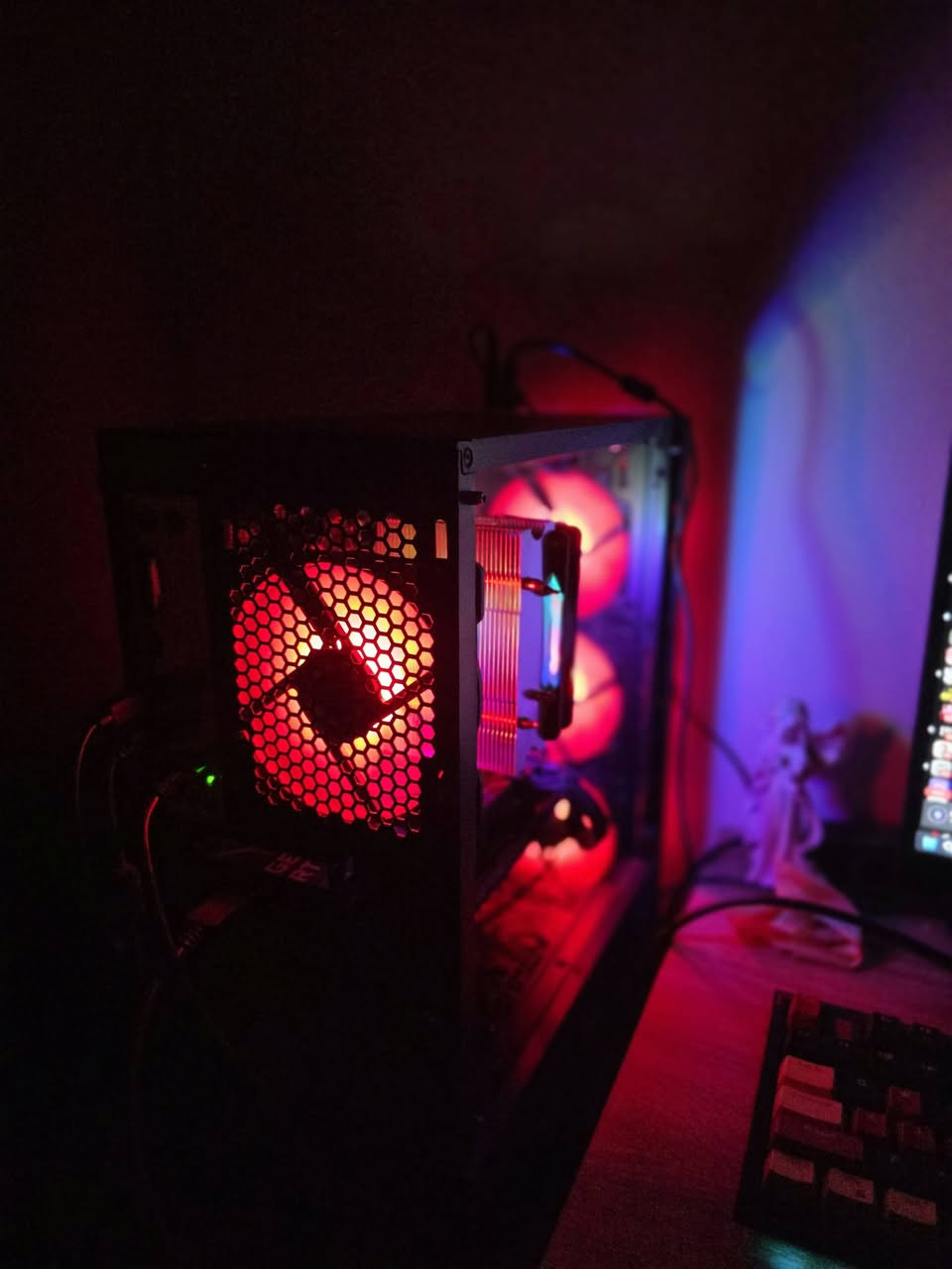 بيسي للبيع3070ti
r5 5600
m.2 1t
ram 16(8×2) ddr4 3200
600 watt p.s
mass case 4 fan
b450 msi
ماعندي توصيل للاسف مكاني النجف مجمع الاميرات تكدر تتواصل وياي على الواتساب ونتفق على السعر 
رقمي للتواصل ***********
السعر مليون و٢٠٠ الف وبيها مجال
