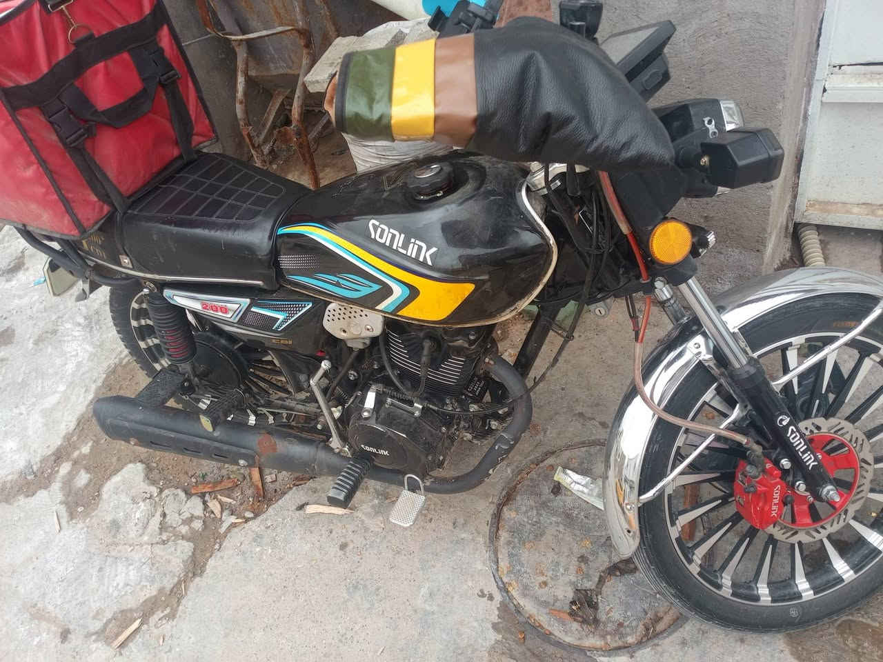 من رخصت الدمن دراجه للبيع موديل 25 المكان بغداد بوبشام السع,   750,وبيه مجال لطيبين نقص شاشه طافيه ***********
