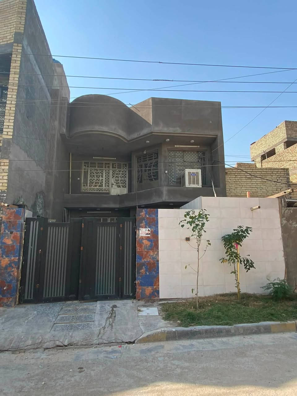 دار للبيع مساحة 150 واجهه 7.5 ونزال 20  يحتوي على استقبال ومطبخ وصالة كبيرة وغرفة نوم وصحيات ومناور ثنين الطابق الاول مرمر وسيراميك الطابق الثاني يحتوي على غرف عدد 3 وصاله وصحيات  الطابق الثالث يحتوي ع مخزن يصلح غرفه  بيت جديد بدون اي رطوبة كاشي جديد مالت الكراج طابق الثاني جديد الكاشي مالته جنس العقار طابو صرف في منطقة كفاءات العبيدي فرع مدارس بغداد الجديدة مقابل ابو مقتدى المختار  السعر ع الخاص للاستفسار ***********
