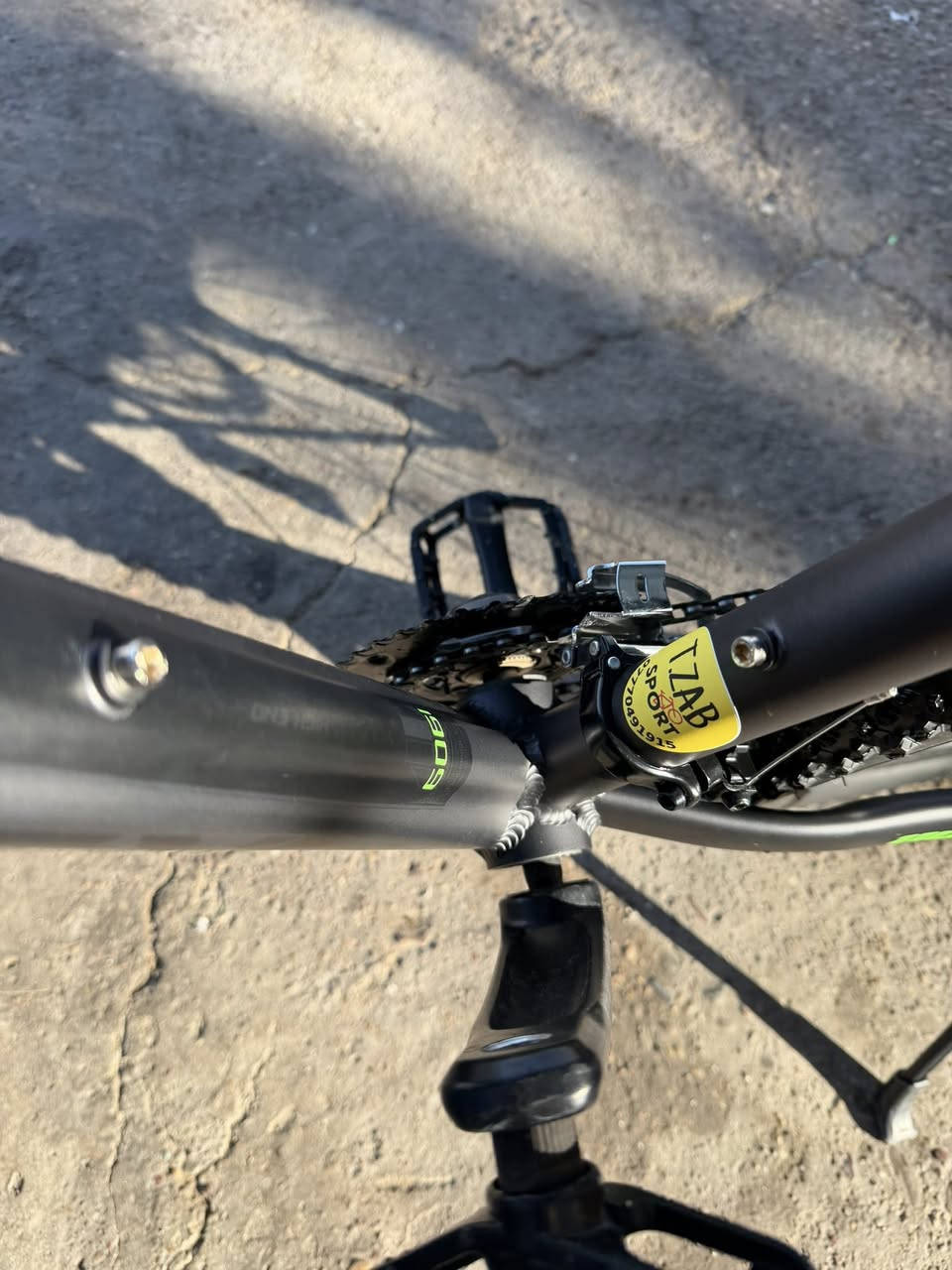 السلام عليكم بايسكل ماركة (GOMAX) ماليزي 🇲🇾
مستعمل 15 يوم 
دراجة هوائية (بايسكل bicycle)

حجم 29

مقر الشركة الموزعة للمنتج (ماليزيا)

المعدن المنيوم

وايرات مبدلات السرعات دفن داخل الهيكل

الدبل (ممتص الصدمات) نظام غاز (ضغط هواء)

مبدلات سرعات مزودة بشاشة رقمية

سرعات امامية عدد 2

سرعات خلفية عدد 9

سستم السرعات من ماركة micro tech

زودت هذه الدراجة بعدد كبير من احجام gearbox لضمان سهولة التنقل واكتساب السرعة في الشوارع المنبسطة وصعود المرتفعات (الجسور) بسهولة وسلالسة تامة

المكابح (البريكات) نظام ضغط بزيت الهايدروليك (دهن) ماركة micro tech لضمان الوقوف السريع للدراجة بضغطة يدوية خفيفة جدا

ويالة المنيوم مصنوعة بتصميم مجسر (طبقتين) لتحمل الاوزان العالية والمطبات والطرق الترابية الوعرة

اطارات (تاير) حجم 29 من شركة DURO صنعت من مواد المطاط المقاوم لدرجات الحرارة العالية

السعر 425 الف ***********
