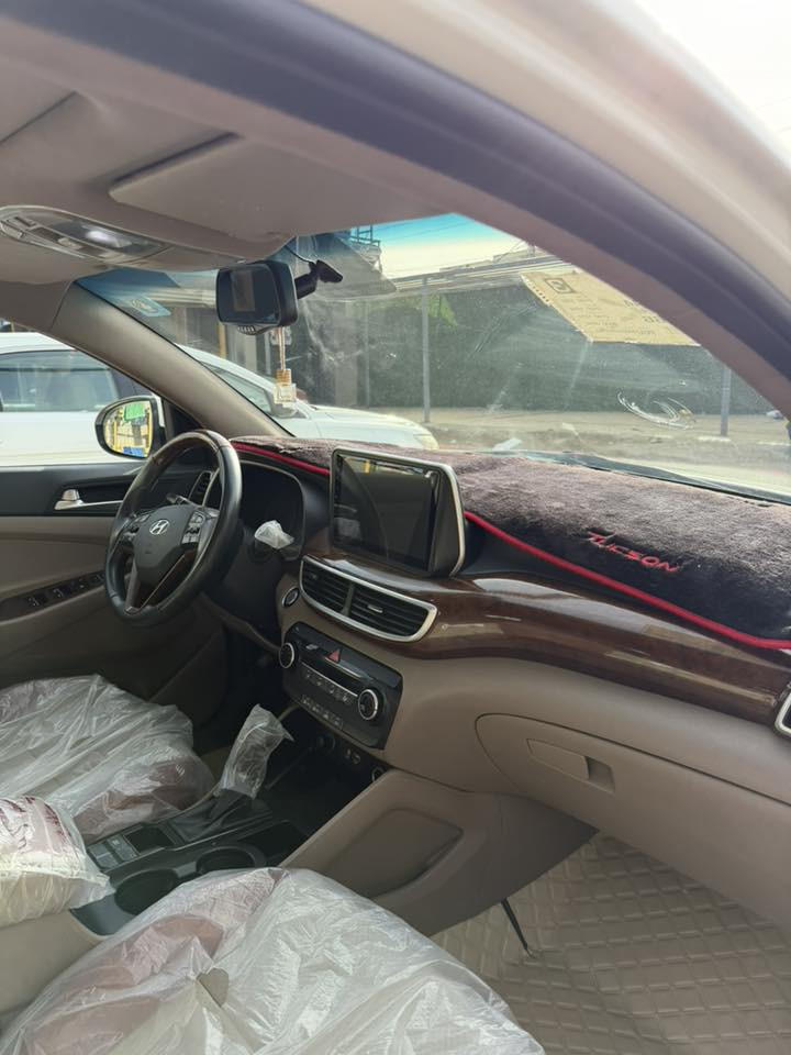 سلام عليكم
توكسان 2019 خليجيه وكالة ( الگاصد )
بأسمي هزه جديده 
تحويل ثاني يوم 
فول 1/1 
٣ وضعيات قياده 
٥ ويل كب 
بانوراما 
بصمة تشغيل 
٢ كراسي كهرباء 
عدسات لايت متحركه مع الستيرن 
شاشه كبيره
تحكم ستيرن جهتين
Abs  
5 ويل كب 
لايت زنون ( عدسه متحركه ) 
جكمجه ثلاجه 
لدات
مري شفط
تدفئه تبريد قطعتين 
مكينه 2000 
داخل لونين - صاچ 
گير ومكينه مكفول 

السياره ماشيه ٧٠ الف  كم وقابل للزياده 
السعر. 196 $ وبيهه مجال 

*********** 
 بغداد الدوره

بيها صبغ حافه البنيد و عكسه باب الجنطه و ٣ حالوب ممبينه ورصعه صغيره بالجاملغ
