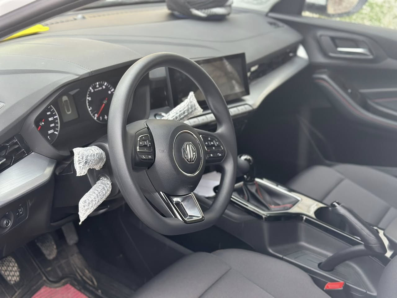 MG Gt 2025 گێڕ عادی
١٠٠٠کم ڕۆشتوە وەک سفر وایە 
هەموو گیانی بەشەرت 
هیچ هیچی پێوە نیە 
بۆیاخ تەنکە 
***********
نرخی ١٠٣ گەڵا قوفڵی قوفڵی 
بۆ معامەلە تیک مەکەن لە خزمەتاندام
