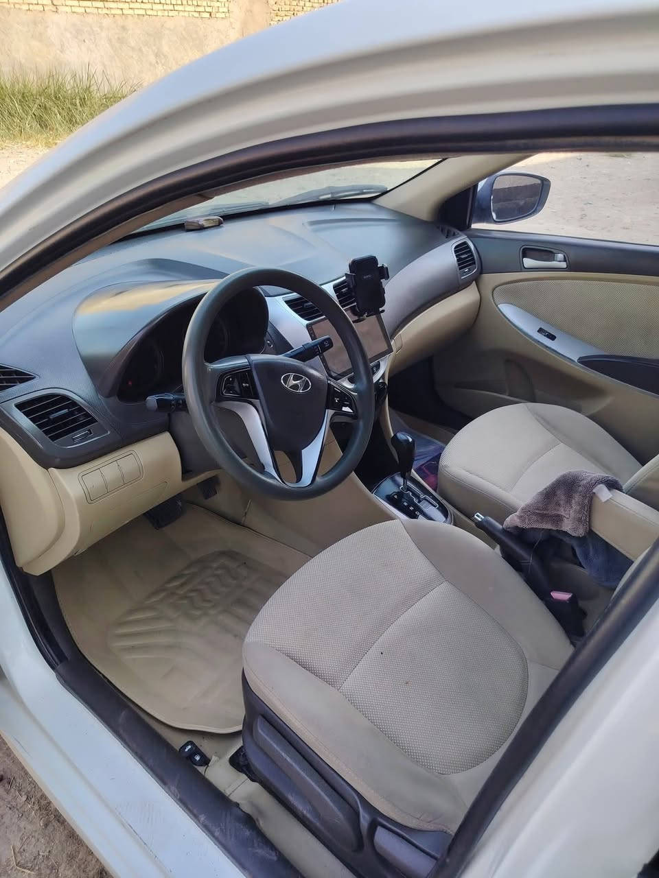 السلام عليكم أقراء المنشور زين يرحم اهلك لان انت راح تجي وتتعنه واخاف محافظات خطيه لان اني صايره بيه  فه اتصل بيه وانطيك كل تفاصيلها بالدقه وبعد انت بقنعاتك 
اكسنت 2013 خليجي محرك 1600
صدر امامي خليفي دبلات امامي خلفي جديد
محرك كير خير من الله
بيها ضربة جنطة وجاملغ وباب خلفي
وبيها قطعتين صبغ ابيعها حزام تلافين للاشكال 
السعر 85
واتساب متوفر ***********
