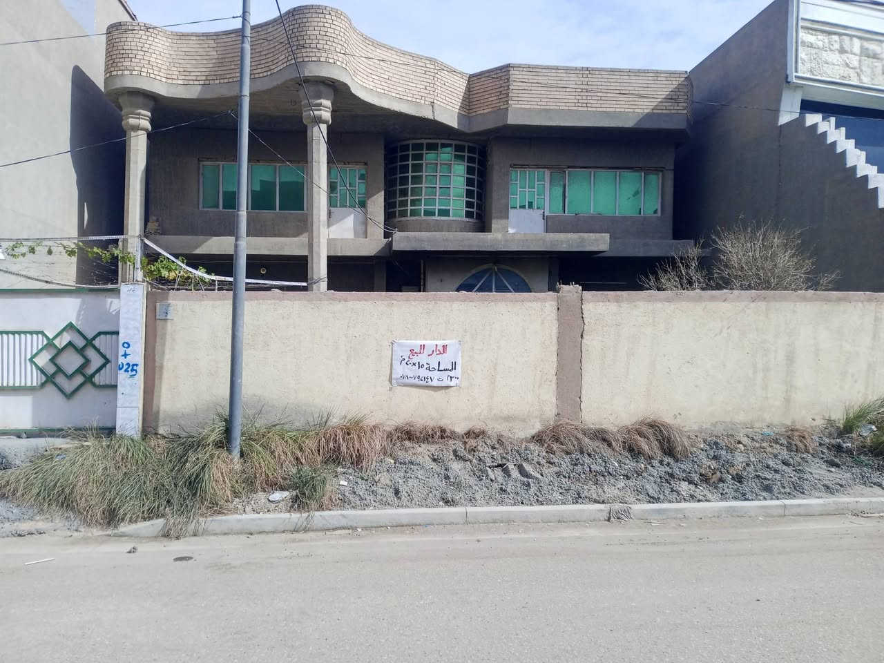 الدار للبيع حي الجامعه قرب مطعم ادم خلف مبيعات الكفيشي
المساحه 300 متر طابقين ثلاث غرف نوم 
سعر المتر 2 مليون السعر الكلي 550
***********
