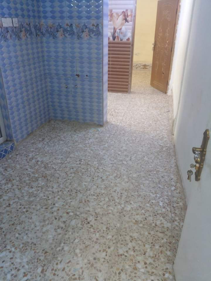 120م مشتمل خلفي  غرفه مطبخ وخدمات منفصله   وطرمه جانبيه كبيره  حي البساتين  شارع ابو حسين المختار سند اصفر  السعر المطلوب37  للاتصال***********
