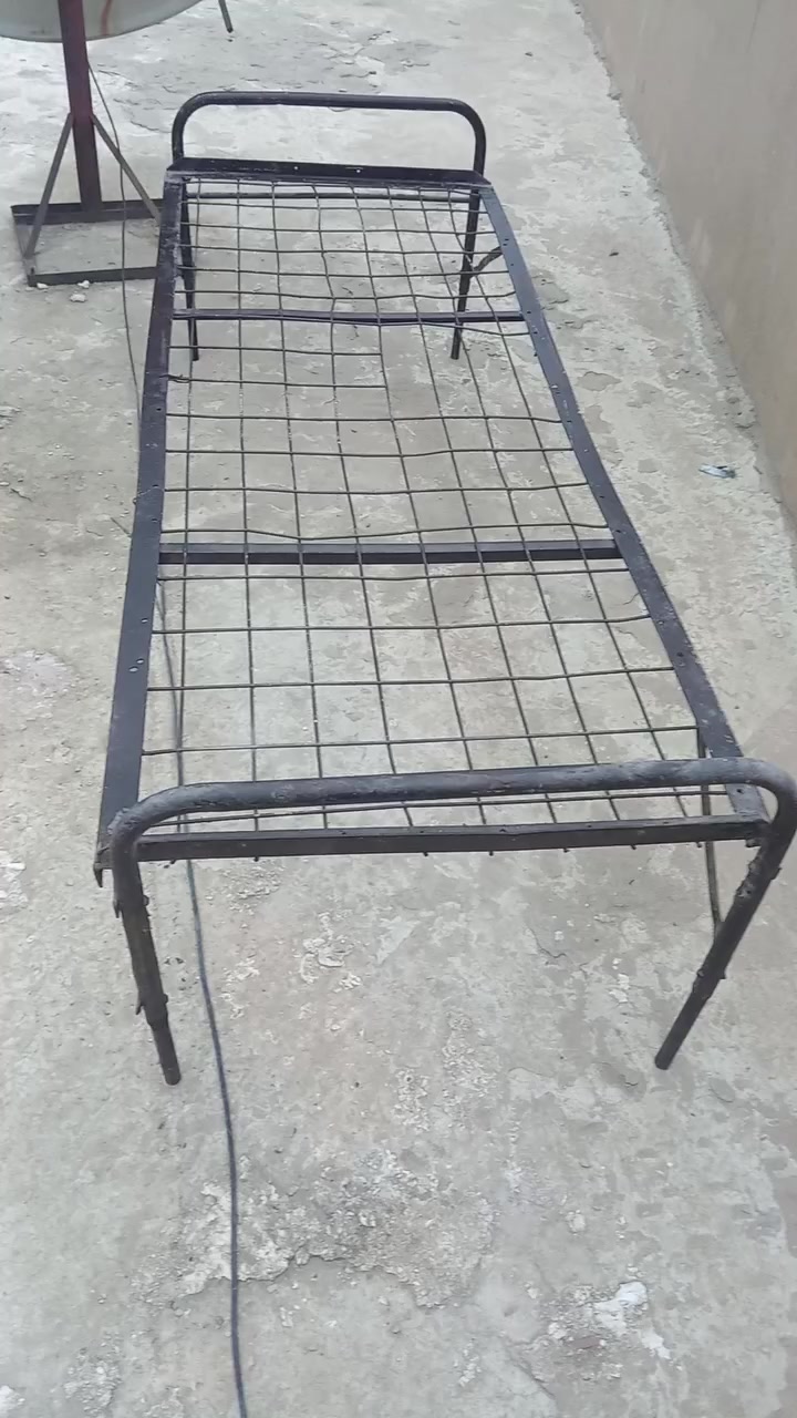 السلام عليكم تخت حديد وتخت خشب اثنينهم اب 40 موصل حي الميثاق الرقم ***********
