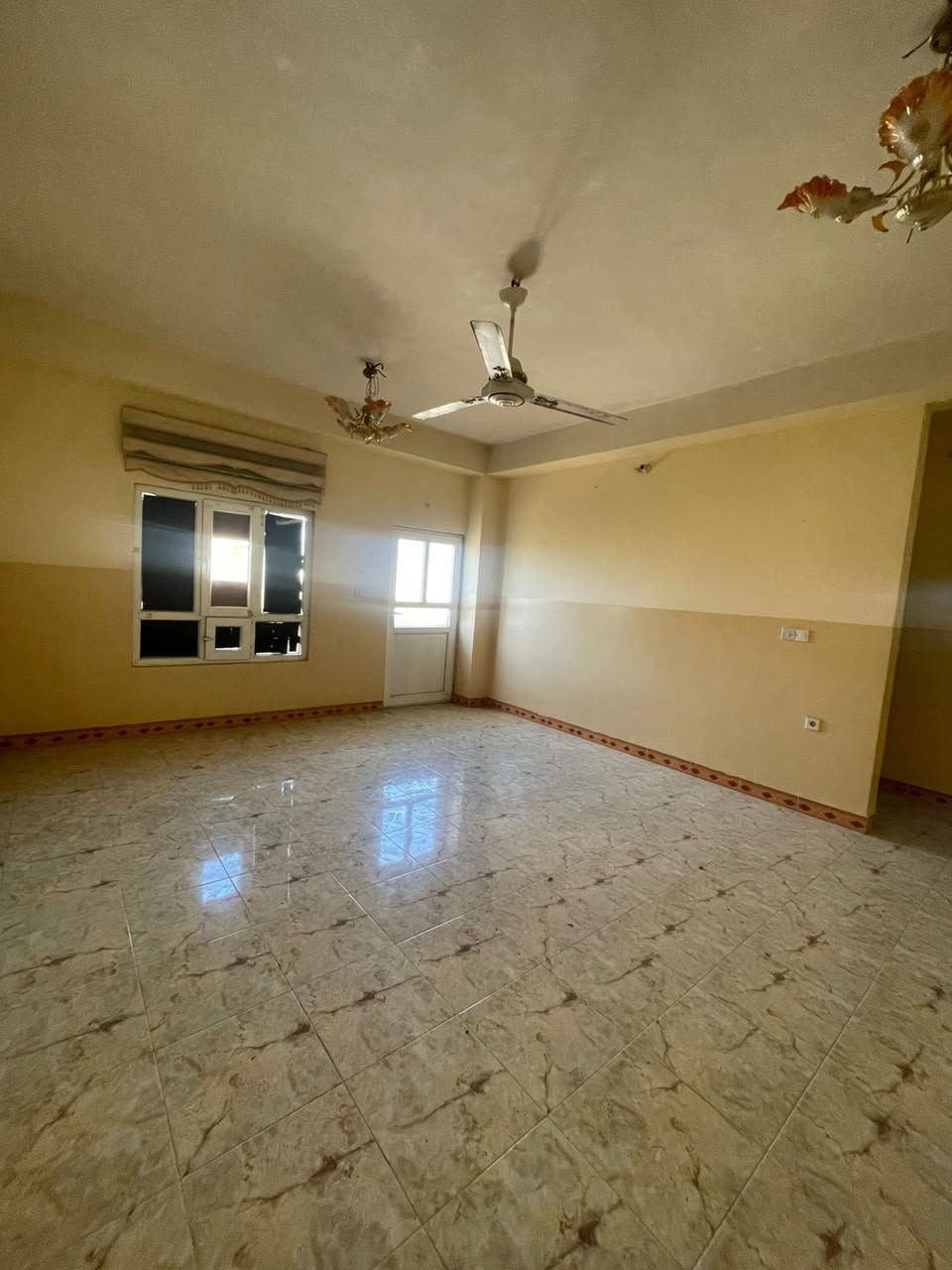 #شقة للإيجار طابق ثاني بناء حديث  موقع جدا مميز

#العنوان كركوك  - حي عدن - الضباط قرب ماركت فدك 

المساحة 125  مـتر  

غرفة نوم وحده  - استقبال  - مطبخ  - صحيات  - 

 للاستفسار الاتصال *********** رشوان المفرجي 
 ‭ ٠٧٧٣ ٤٥٩ ٢٧٦٩‬ ‬

 يتوفر واتساب - تلكرام  

او مراجعة مكتب [ البيرق للعقارات ]حي عدن سايدين مدينة العاب كركوك  قرب جامع تحسين صوراني مقابل ثانوية امداد للبنات
