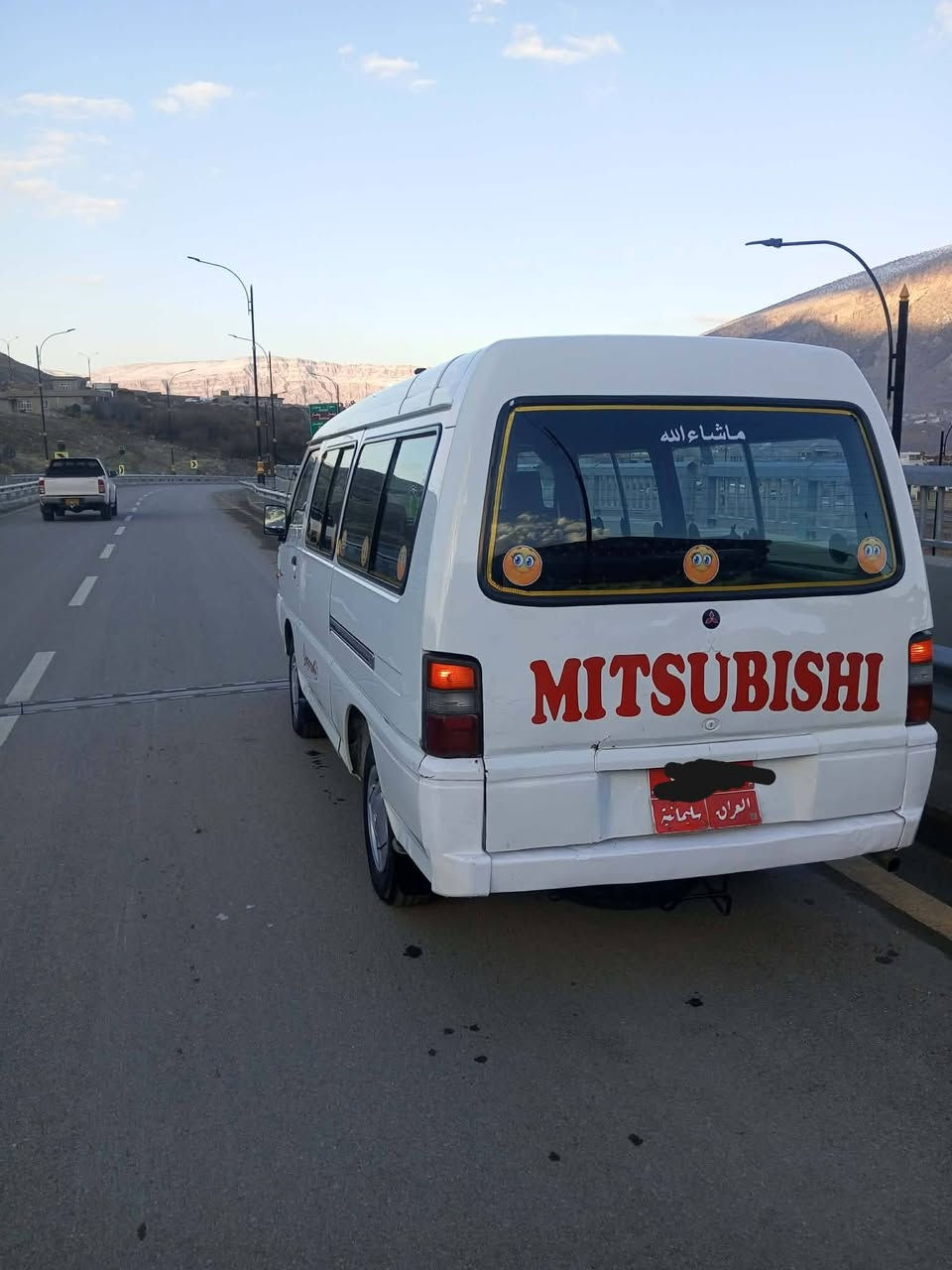 مستر بۆشی بۆ فرۆشتن
2009

گێر مەکینە اکسل بەشەرت

تەحویل خرامەبەشەرت 

بێ تەقەو رەقەیە 

ساردوو گەرمی مزبووتە

سەیارەکە بێ مەسرەفە 

دووسێ پارچەی بۆیەخە من بەحیزام دەیفرۆشم

براوەو تەحویل شانسی بەشەرت
***********
***********
تکایە ئەگەر مشتەری نامە بنێرە نەک تەنیا بۆ نرخ
