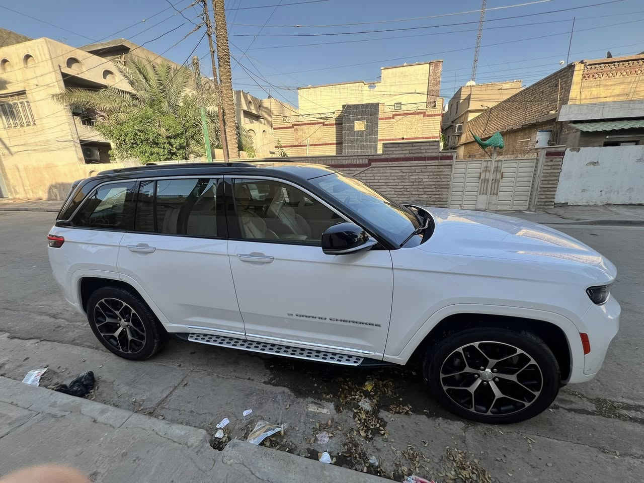 سلام عليكم جيب كراند شيروكي موديل 24 فأت السومت
.
* سقف بانوراما.
* شاشة وسطية كبيرة مع Apple CarPlay وAndroid Auto.
* كاميرات 360 درجة.
* رادار أمامي وتثبيت سرعة متكيف.
* نظام المحافظة على المسار.
* نظام صوت فاخر.
* فتح وتشغيل بدون مفتاح
ماشيه 64562km 
ومعروفه موصفات السومت اعلا فاء بلجيب 
سعر خمس شدات وبيها مجال بسيط 
رقم/ ***********
