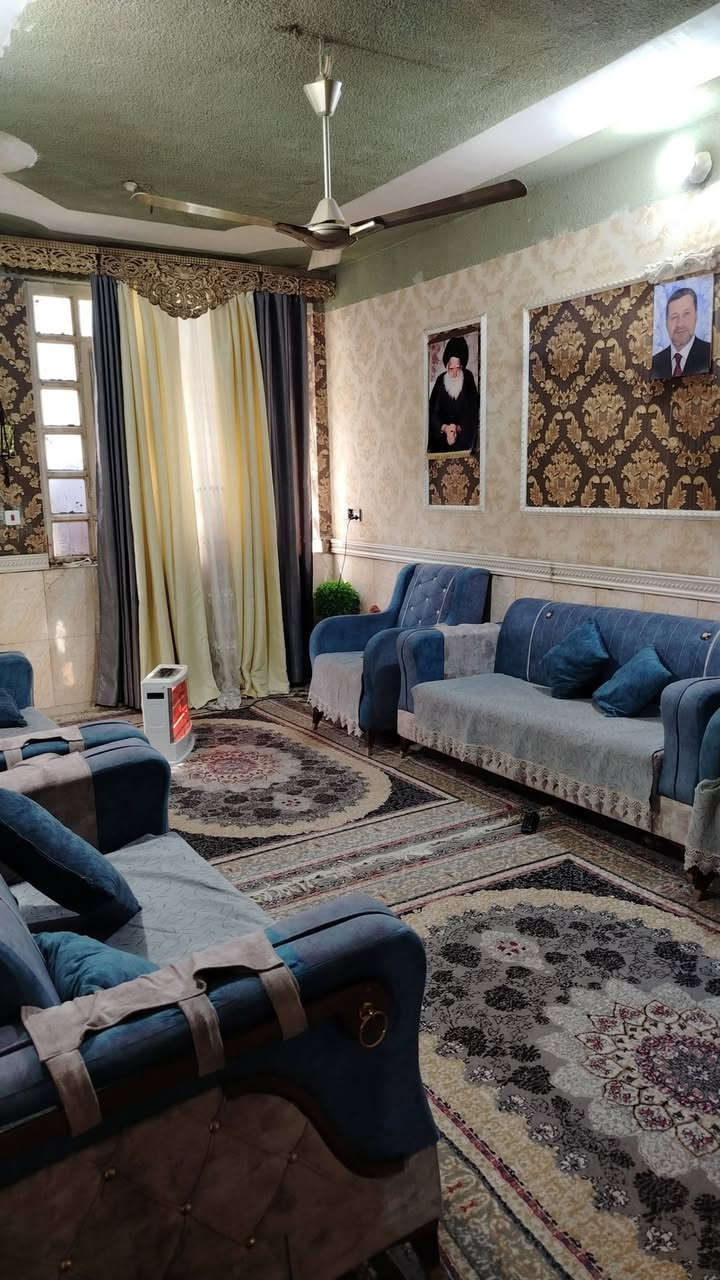 بيت البيع مساحه 100متر طابقين كامل من كلشي بناء طابوك غرفتين فوك وحمام وصاله والجوه غرفه وصحيات ومطبخ واستقبال وصال وغرفه ومنور بيت كامل مكانه معملجي للاستفسار اتصال العنوان @الجميع ***********
