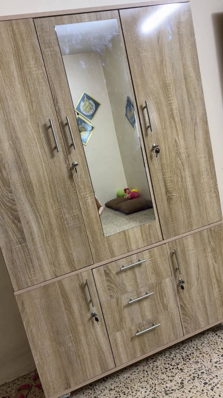 للبيع جديدات والطبلة الوسطية ماركة ايكيا
والقنفة فردية مو تخم جديدة ايطار خشم زان والرجلينات هم زان حجم ضخم وثكيلة وكنتور تركي 3 بيبان جدا نظيف وميز طعام ويا كراسي اثنين وبرده سحب متر مال باب مطبخ طول كامل وستاند حديد ستانلس لون جوزي طوخ متعدد الاستخدام ورحلة تنطوي وتطبك تتعلك بالحايط جديده خشب بامبو جديده ضد الماء حجمها مناسب وحلوة مفيده وتيبلام جدا راقي انتيكا خشبي 
مكاني بغداد كريعات


**إذا كنت صاحب هذا الإعلان وتريد حذفه لأي سبب، رجاءا أرسل رسالة إلى الدعم الفني**
