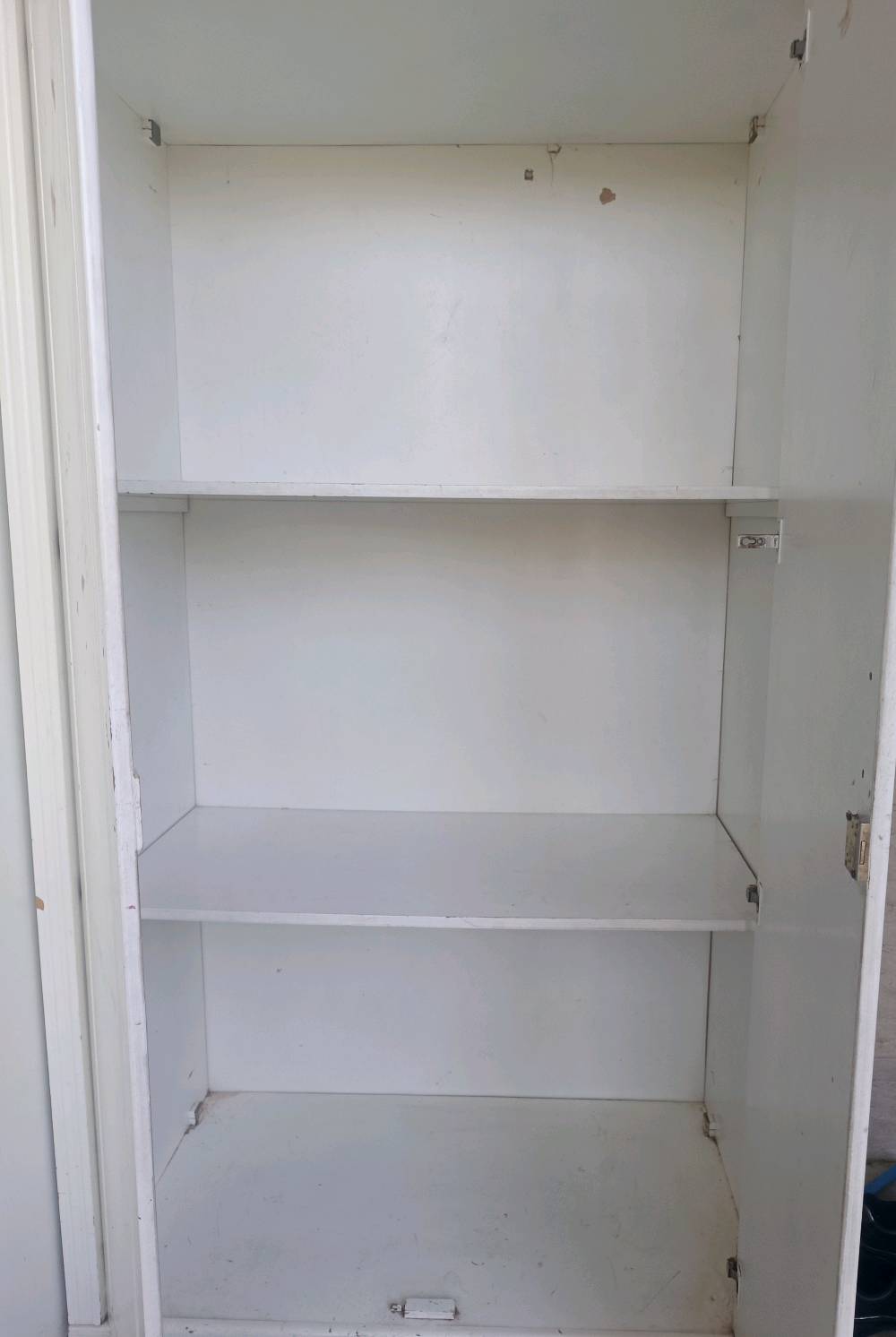 كنتور +غرفة صاج كويتي بدون تختة او جرباية وخشب بلوك ابيض كنتورين و جرابي اثنين و جرباية حديد. العنوان البصرة السيبة