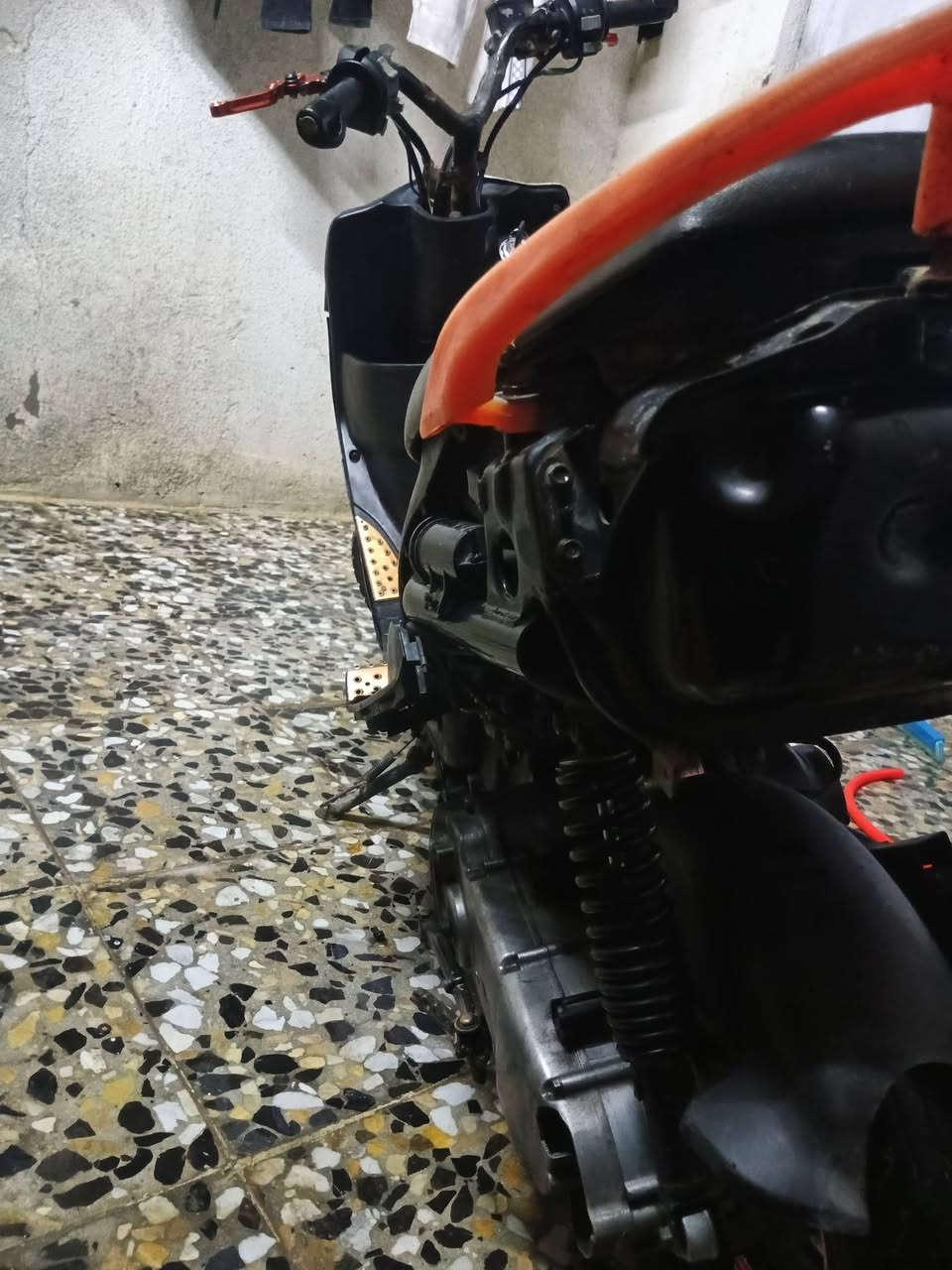 سلام عليكم ماكس عدله مال لعب دراجه نضيفه بوشتها 49 مجفته جديد بيها صالنصه FM ومزوده بس شكل باقي كله بلاد بيها كلج امامي رياضي والخلفي بلاد ومكاني بغداد الشعب حي اور السعر 300 وبيها مجال حگ الجيه
