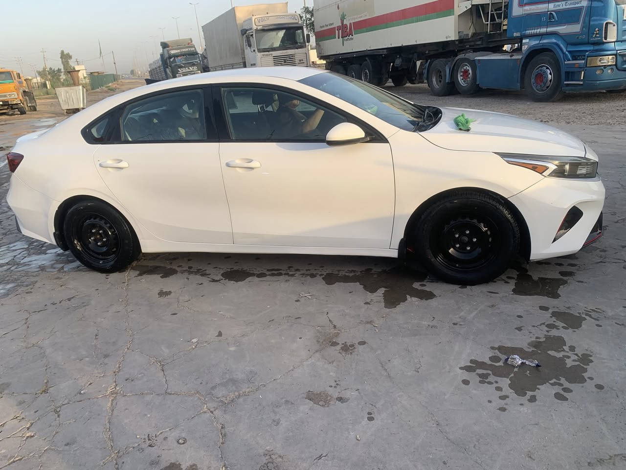 السلام عليكم شباب كيه فورتي موديل ٢٠٢٢ سياره مكفوله بيه بارد أربع أصابع بل جاملغ الخلفي ولدوسه بيه شبر صبغ الشراي يتصل *********** ملاحضه مكينه ألفين دوش
