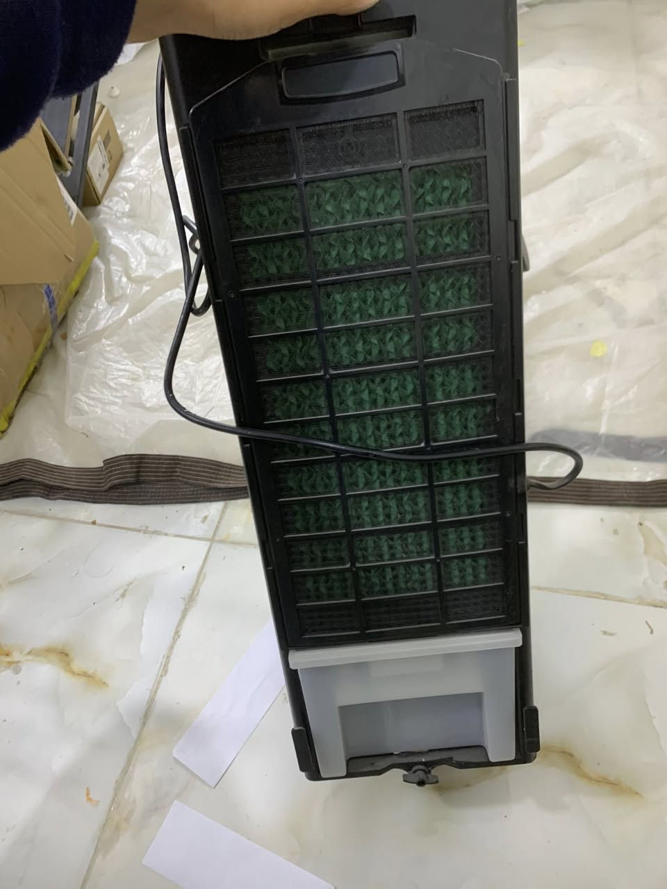 هذا مبرد هواء تبخيري (مكيف صحراوي) محمول يحمل علامة "IcyAir".
يحتوي على وظائف تبريد، تأرجح (Swing)، ومؤقت (Timer).
يعمل بتقنية التبريد التبخيري باستخدام الماء.
مزود بعجلات لسهولة الحركة والتنقل.
يحتوي على خزان ماء شفاف يظهر مستوى الماء.
مناسب لترطيب الهواء في الأماكن الجافة.


**إذا كنت صاحب هذا الإعلان وتريد حذفه لأي سبب، رجاءا أرسل رسالة إلى الدعم الفني**