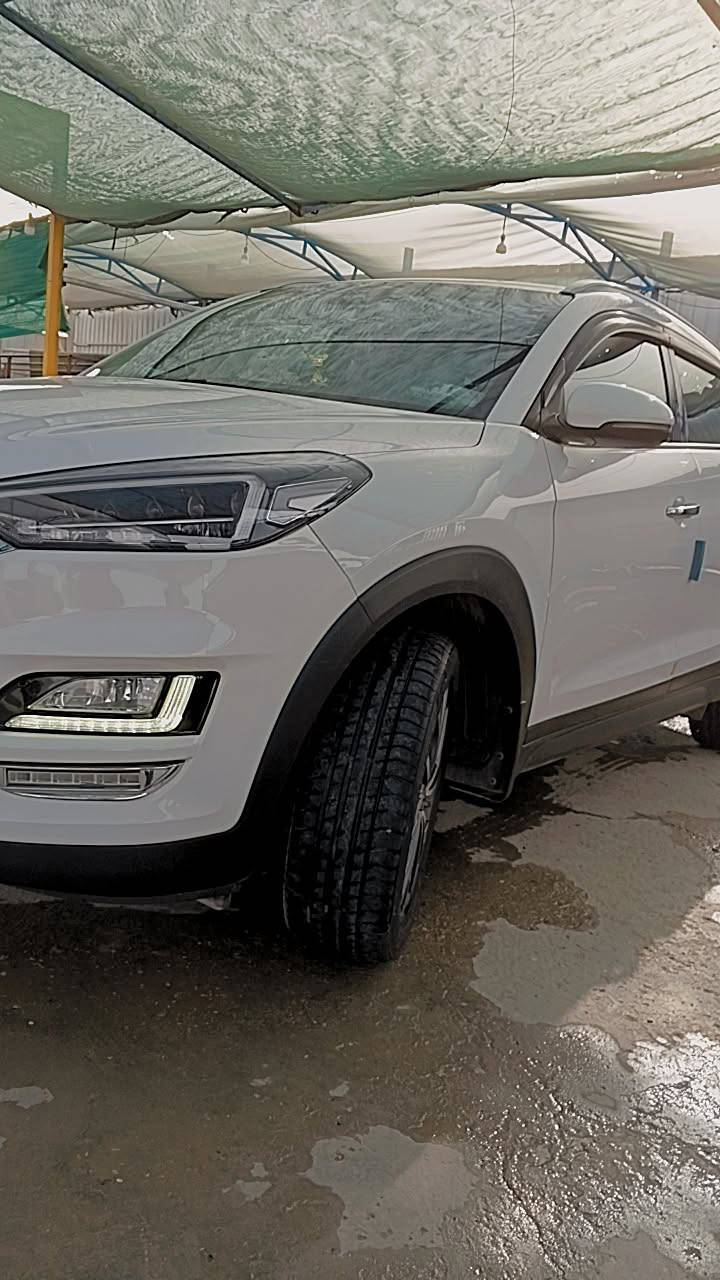 توكسان 20 شباك لكزز شركة الكاصد معروفه بمواصفاته دواخل صاج خمس عدسات وباقي مواصفات معروفه سبير مانازل وياه دفتر ...... الشاشة تفتح كل برامج حدادية جديدة تايرات جدد باتري جديد يعني ماتخسر عليه دينار .... شراي يتصل على رقم ***********
