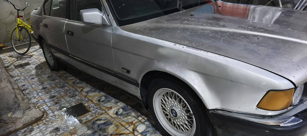 بي ام موديل 1993بيع أو مراوس رقم بغداد الماني مكينه بيها ضعف حداديه50%بدون حادث تبريدها شغال ***********السعر28
