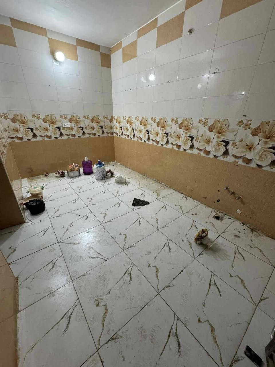 #لليجار
سلام عليكم ورحمة الله وبركاته 

بيت لليجار في التقيه الثالثه قرب مازن البنجرجي 

مساحه ١٠٠متر مربع نضيف جداً

يحتوي على 

غرفه نوم عدد 2

صحيات عدد 2

صاله 

مطبخ                                                                                      

استقبال

للاستفسار اكثر زيارت المكتب تقيه الثالثه قرب مازن البنجرجي 

مكتب ارض الملوك 

اوو الاتصال على☎️

***********
