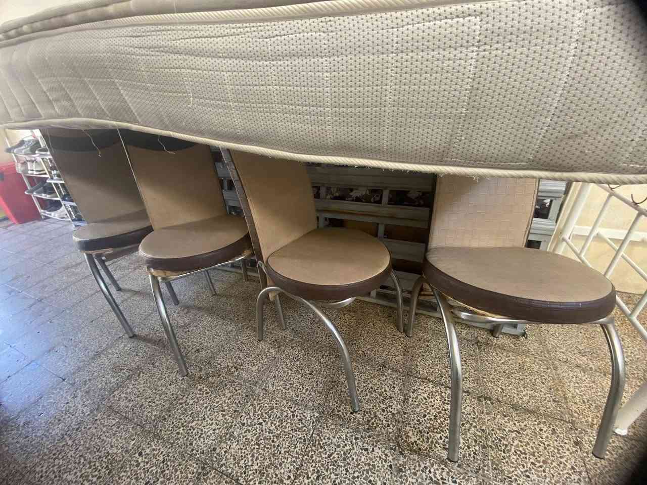 ميز طعام معا اربعه كراسي سعر 50 مكانها موصل الايسر كراج شمال رقم هاتف *********** موجود واتساب عل رقم
