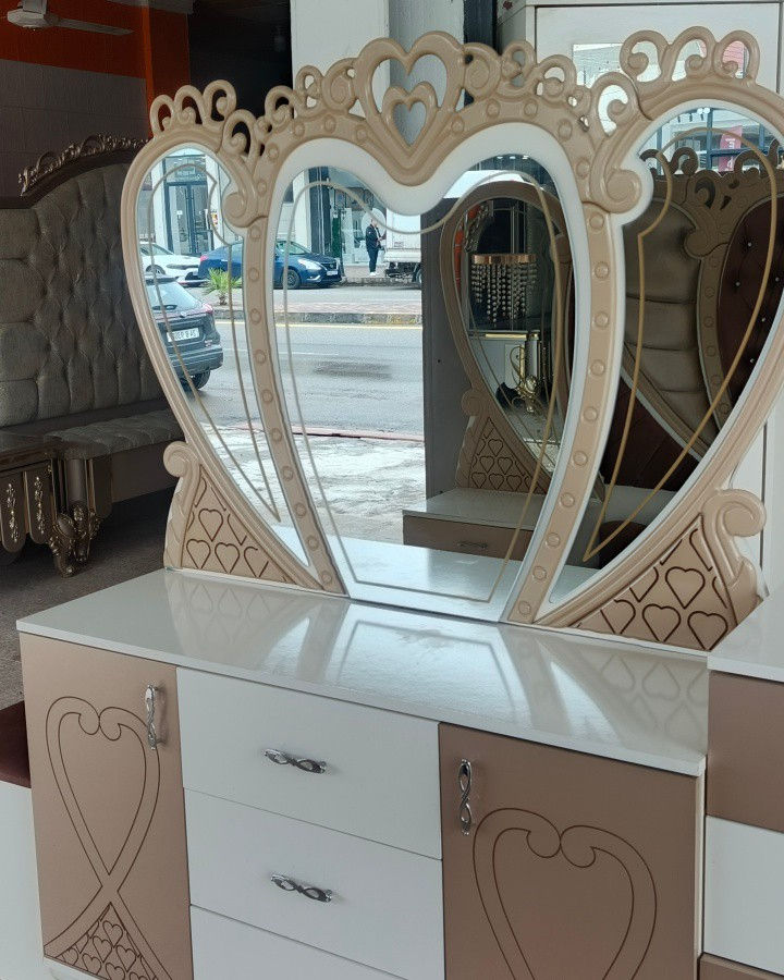 من معرض فهودي الدليمي غرفه تركي ضخمه مال عرسان فصال كلش حلو تتكون من 9 قطع النضافه 90%100 السعر 850 الف فقط معا الشد والنقل مجاني العنوان موصل سايدين القادسية الثانية قرب جامع علي بن أبي طالب معرض فهودي الدليمي للستفسار موبايل اسيا *********** كورك ***********
