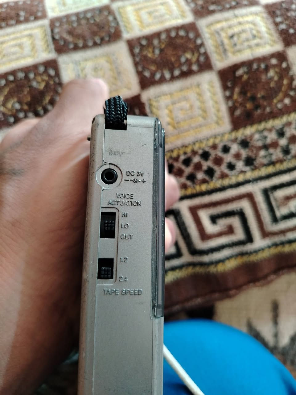 للبيع مسجل بحجم صغير شغال فول نضافه 100/100ممتاز  بحاله جيده يعني قطعه نادرة اليريده يتصل ***********
