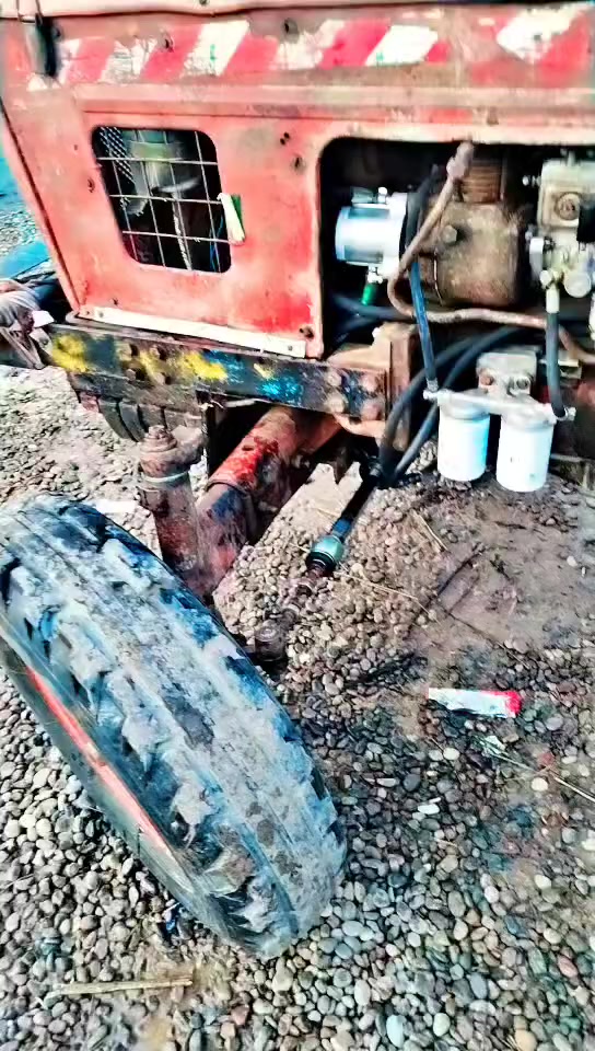 للبيع عنتر 71 باور دنفص فول هودرليك  موديل 83 جاهز محرك لا صرف ولا نفخ كير جاهز هودرليك واير منيه جاهزه نكره سلف تايرات نص عمر تكالات اماميه  تركتر جاهز عل شغل السعر خمسه مليون ونص ***********
