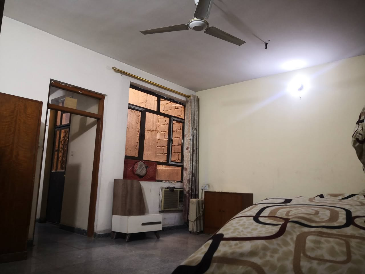 بيت للايجار في شهداء السيدية طابق ارضي على الخط السريع
مساحة 150

غرفة نوم كبيرة وصالة
واستقبال ومطبخ وخدمات
صاحب الدار
واتساب ***********
