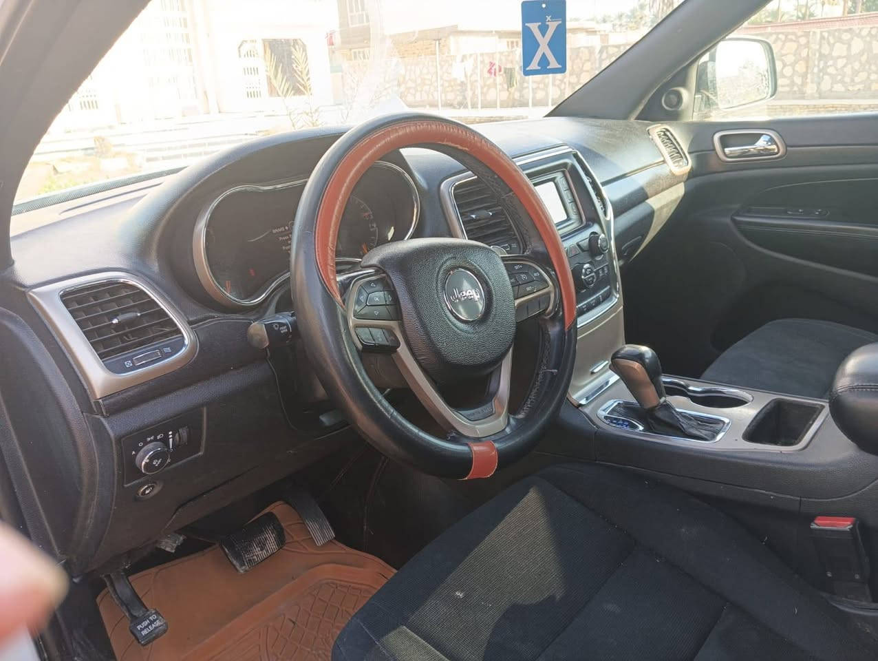 السلام عليكم ورحمة الله وبركاته
للبيع جيب موديل ( 2016 ) ماكو تبديل اي قطعة بيها ماعدا الدعامية وبيها صبغ بنيد وجاملغات اثنين  امامي  سيارة نظيفة ومرتبة مال جناي  سعرها ١٩٠ وبيها مجال .  رقمي ***********
