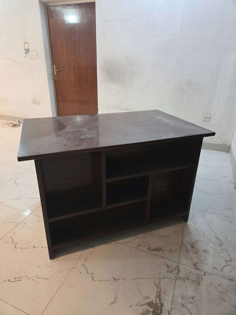 مكتب خشب صاج للبيع
يحتوي على مكتبه بالظهر وممكن يتخلى بيها كتب او تحفيات .. مكاني بغداد - حي الخضراء .. للأستفسار التواصل فقط على ***********
