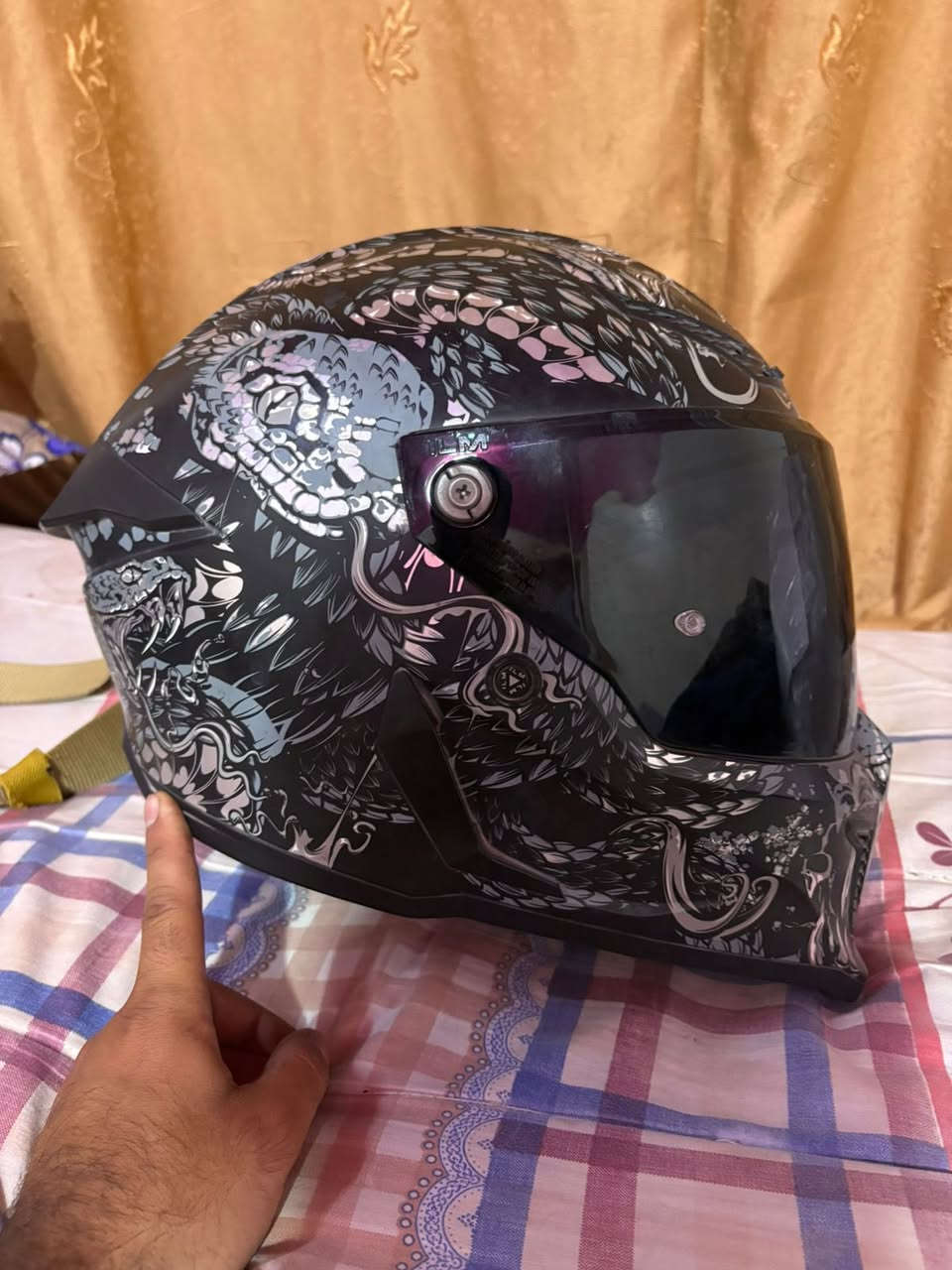 خوذه ايطاليه ماركه mli صارت عليه ب 350 الي يحب يدك عليه وسهله هذا سعر الشراء مو سعر البيع ذكرته للمعلومه لااكثر مكانهه حله ***********
